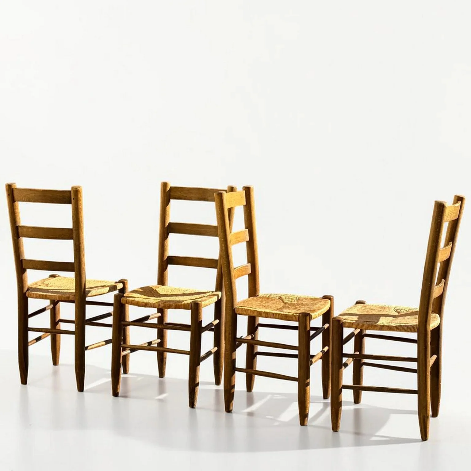 Chaises rustiques bois et assises paillées