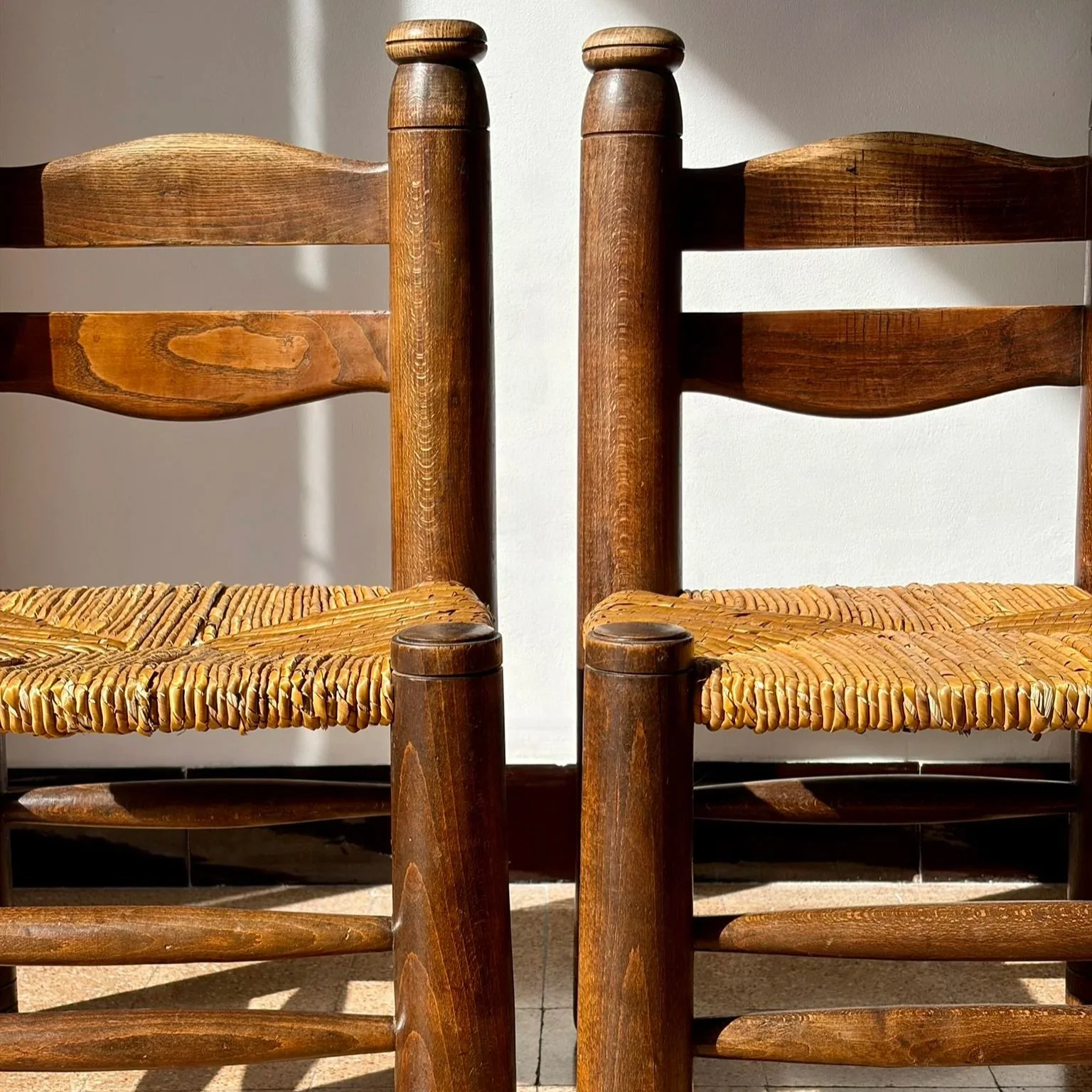Chaise basse de cheminée en hêtre dlg charles dudouyt