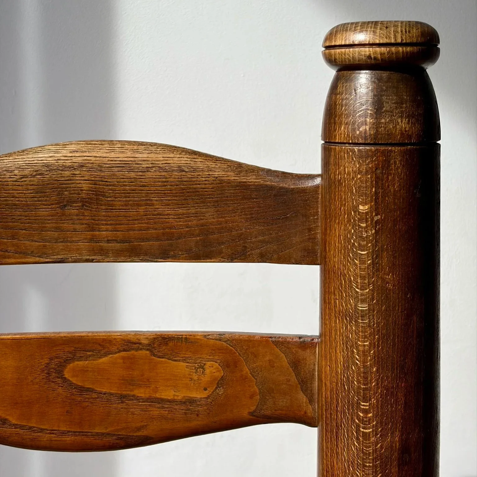Chaise basse de cheminée en hêtre dlg charles dudouyt