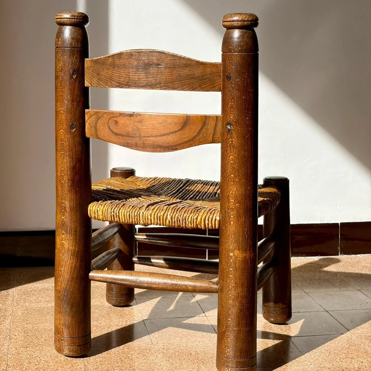 Chaise basse de cheminée en hêtre dlg charles dudouyt