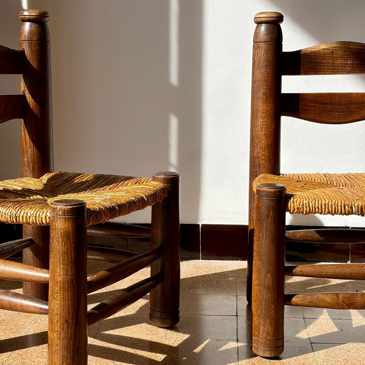 Chaise basse de cheminée en hêtre dlg charles dudouyt
