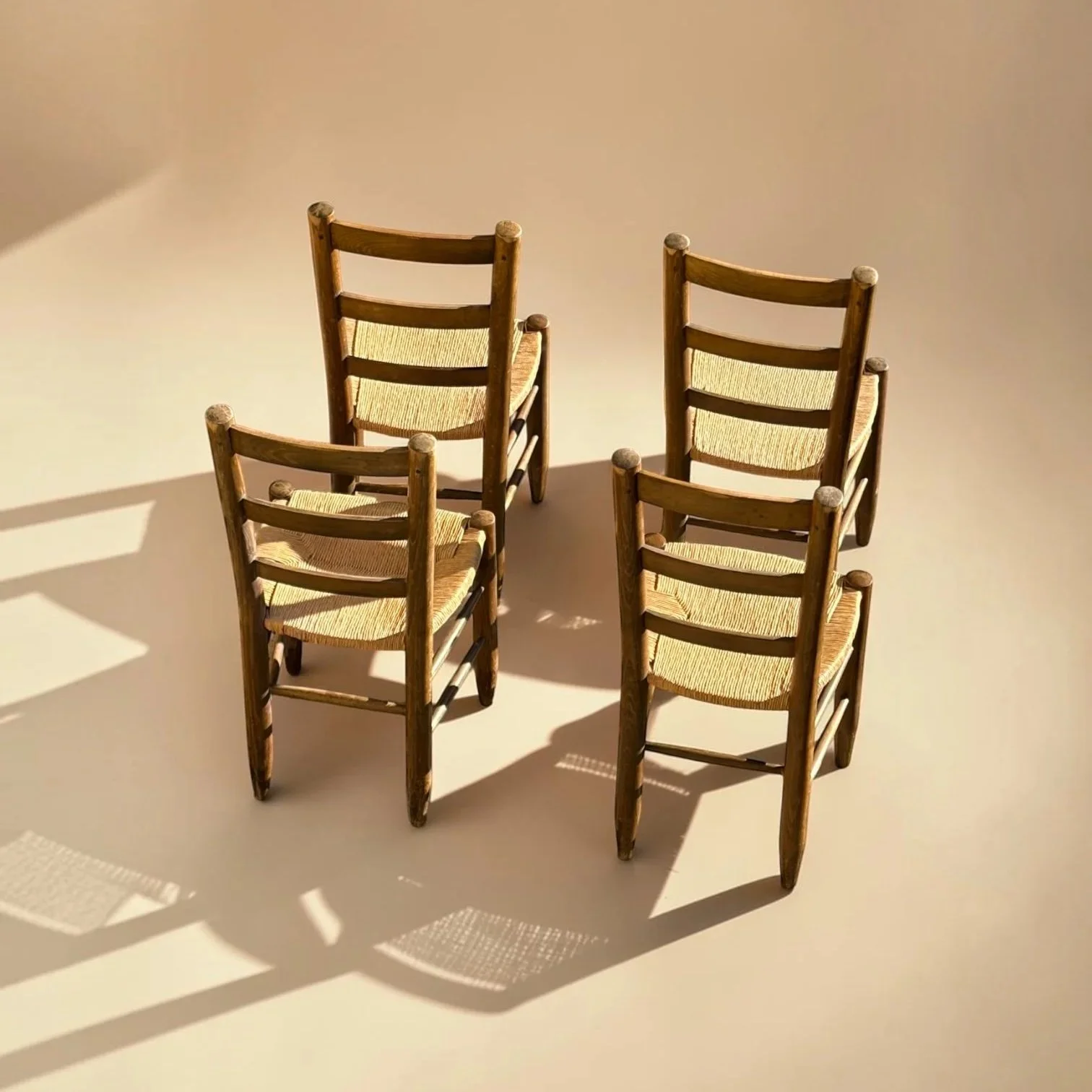 Chaises rustiques dans le gout de Charlotte Perriand