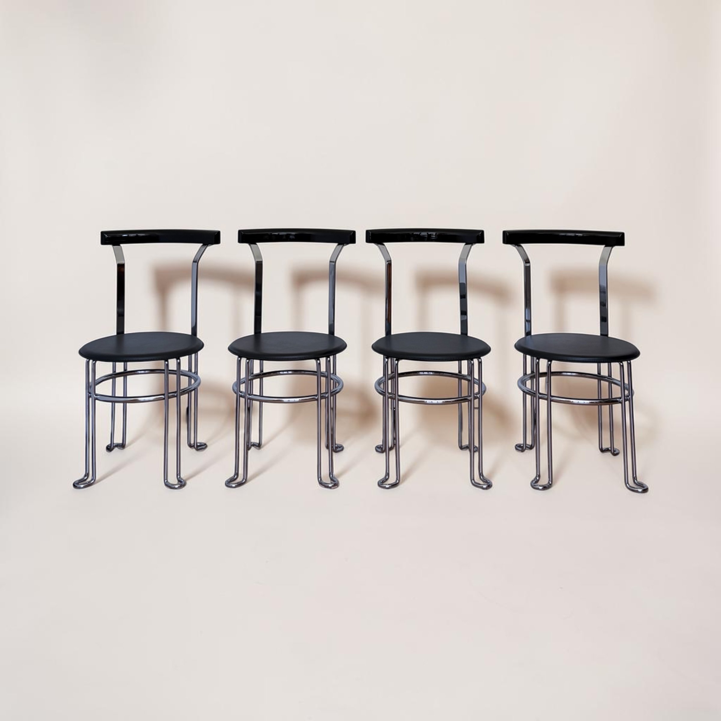Chaises tubulaires en acier chromé et cuir noir, bauhaus