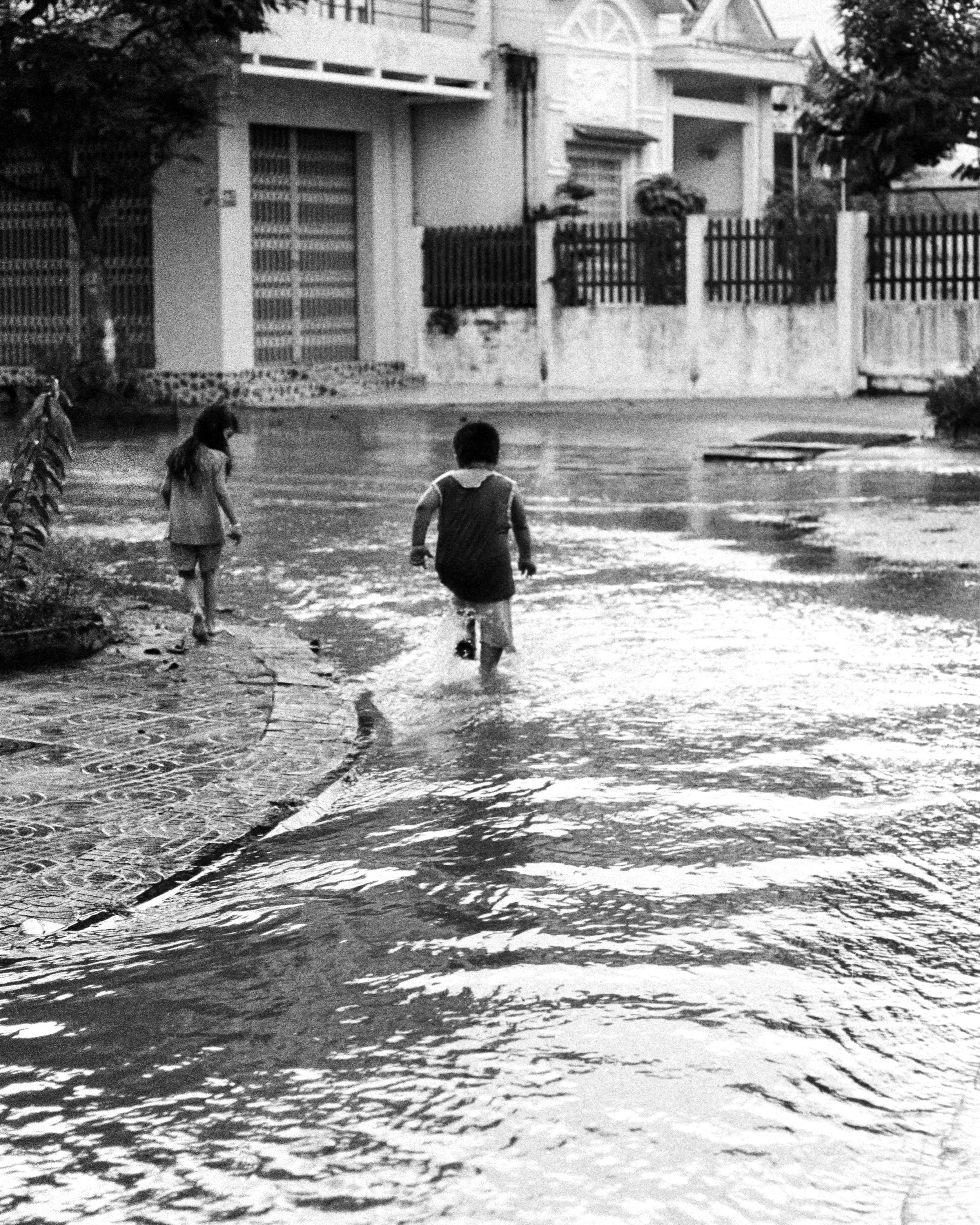 vinh long flooding kids 3.jpg