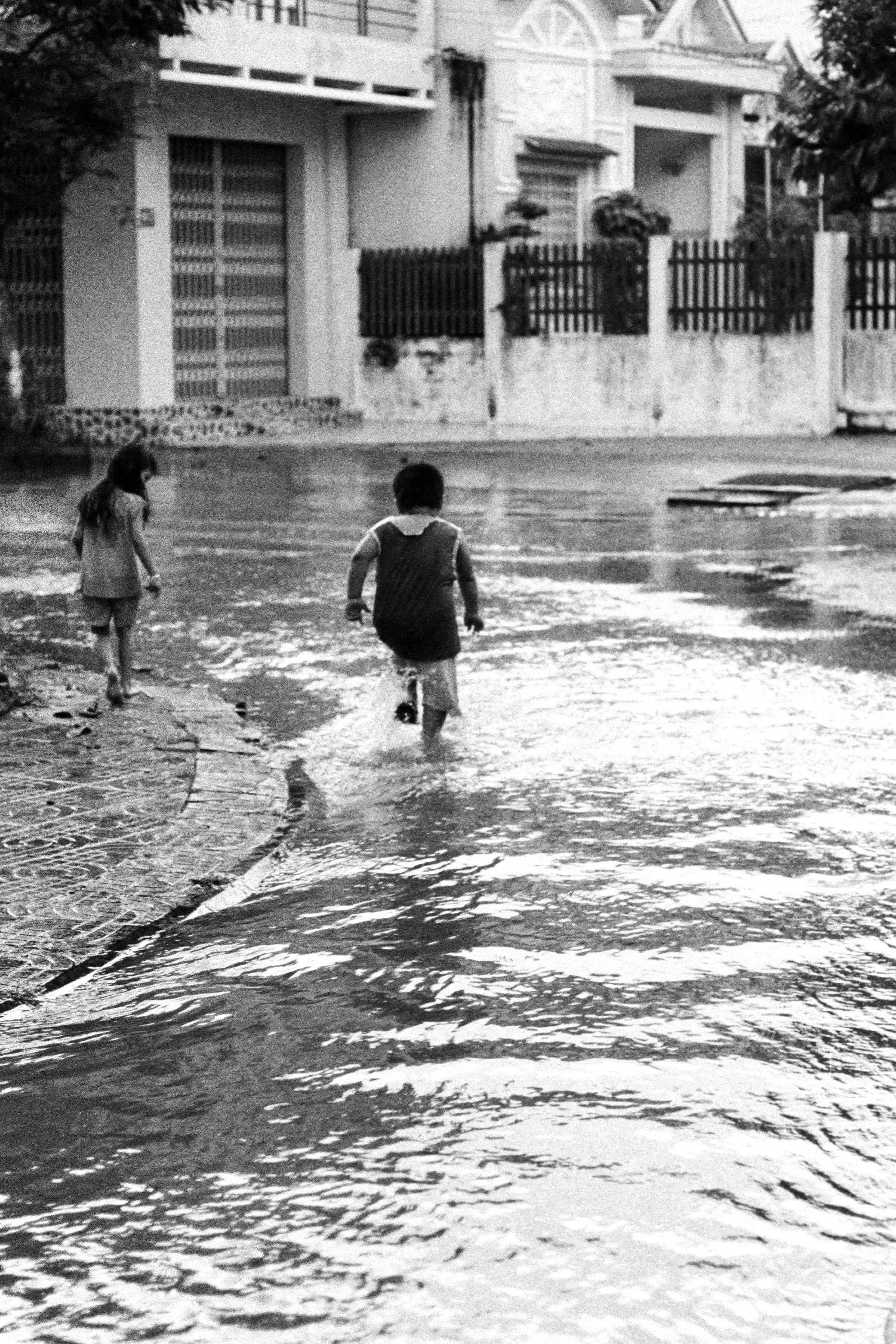 vinh+long+flooding+kids+3.jpg
