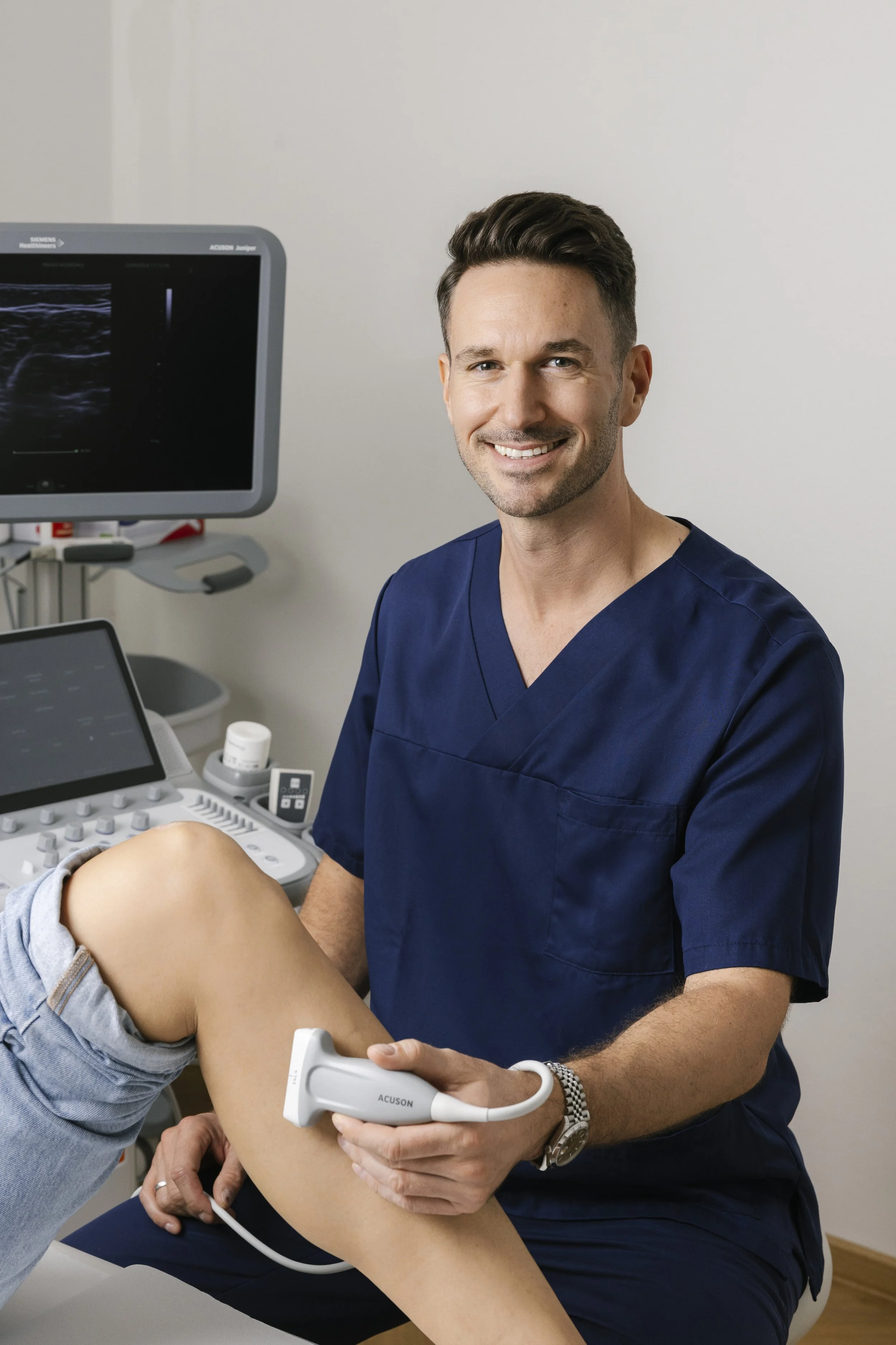 OA Dr. Manuel Achtig bei der Ultraschall-Untersuchung von Krampfadern in Wien