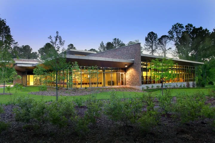 Exterior shot of Quisenberry Library in Clinton, MS