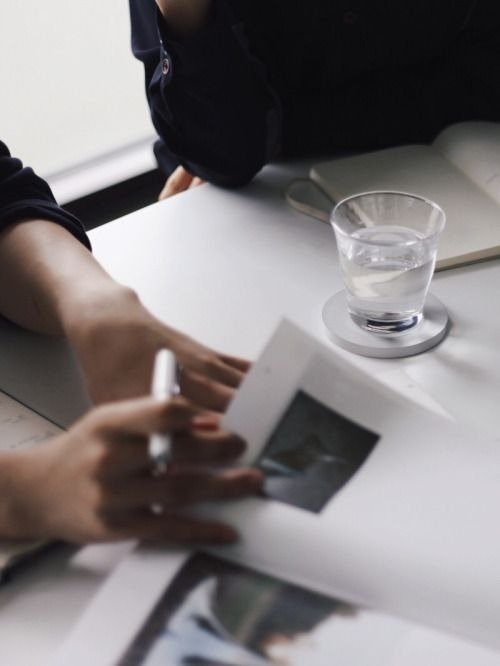 Mesa de trabajo en un entorno profesional, utilizada como imagen institucional de J. Letelier Abogados.