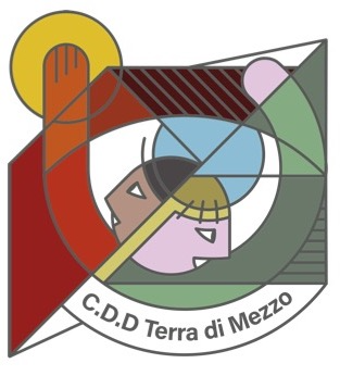Logo con figure geometriche e un'immagine stilizzata di tre persone sorridenti, con testo 'C.D.D Terra di Mezzo'.