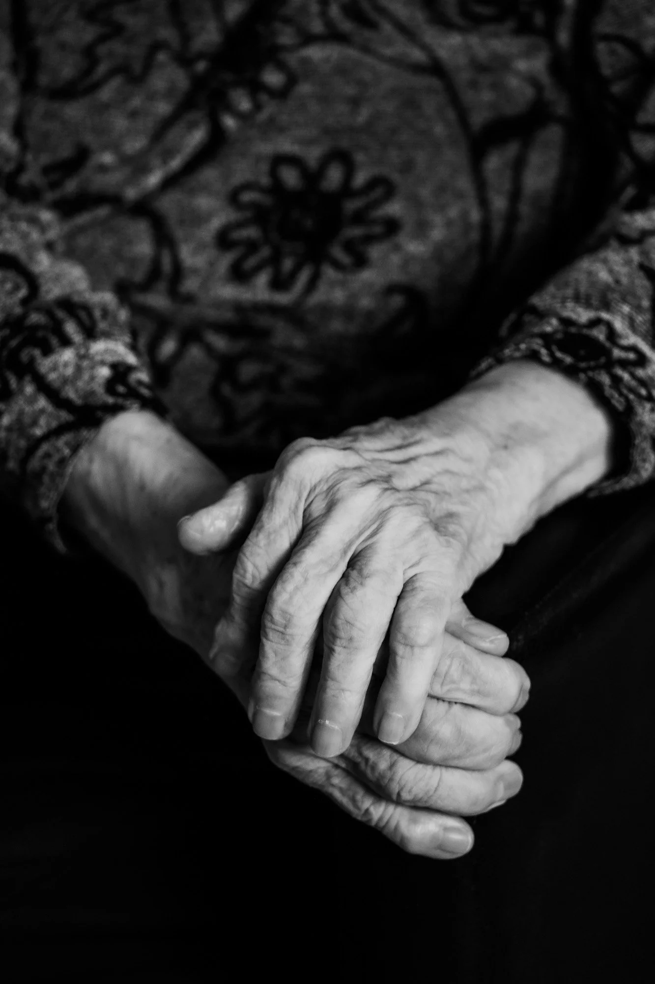 Due mani anziane che si tengono strette