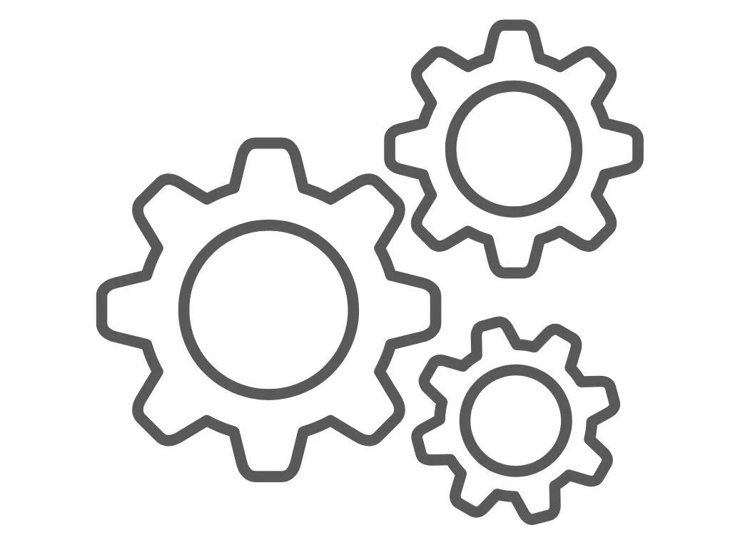 Tre ingranaggi intersectanti di contorno nero su sfondo bianco.
