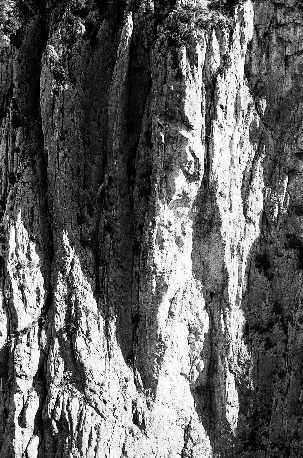 Une formation rocheuse avec des formations verticales en roche, en noir et blanc.