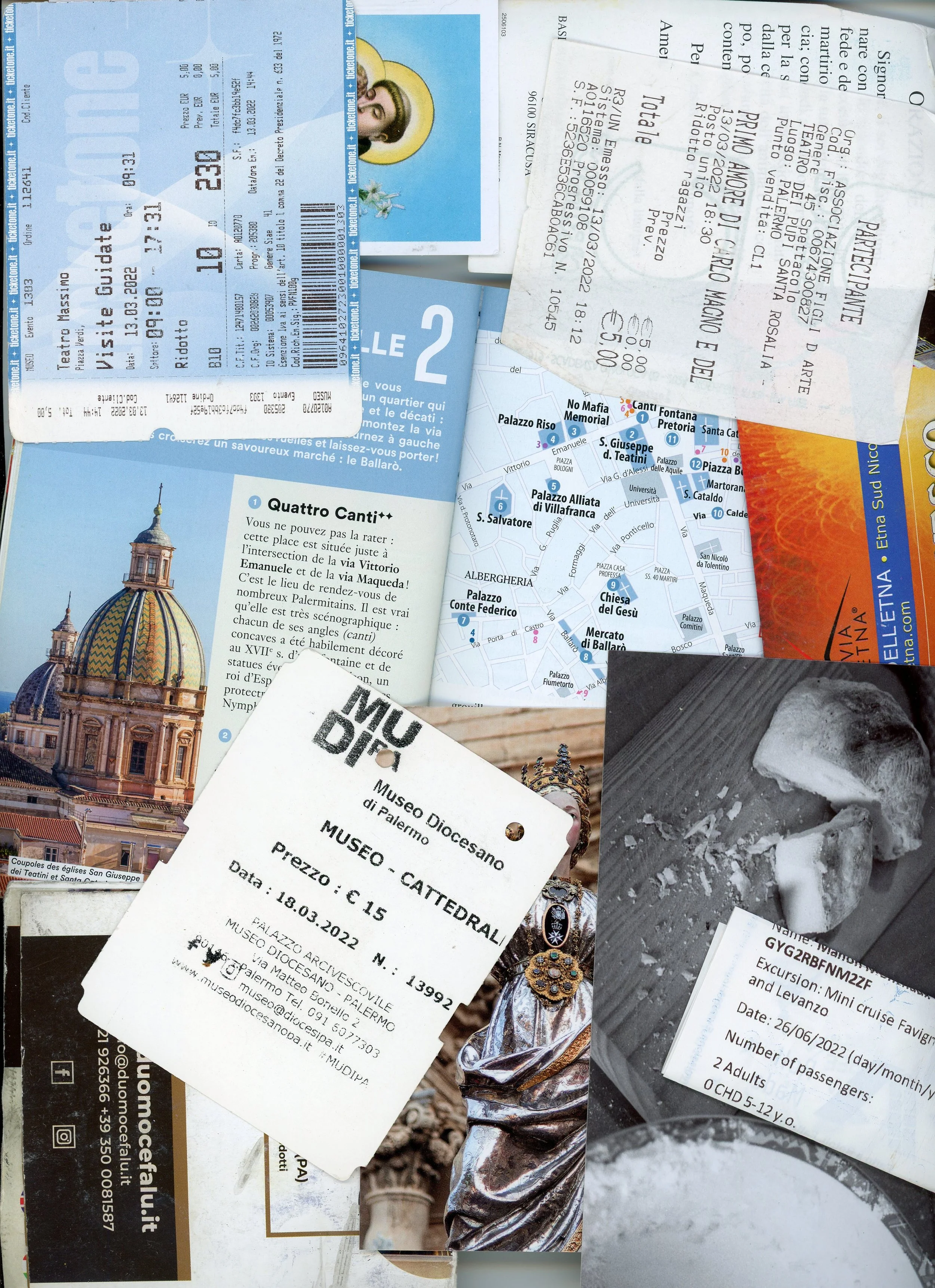 Un collage de billets de train, tickets de musée, plan de ville, une photo en noir et blanc d'une statue, et autres documents divers.