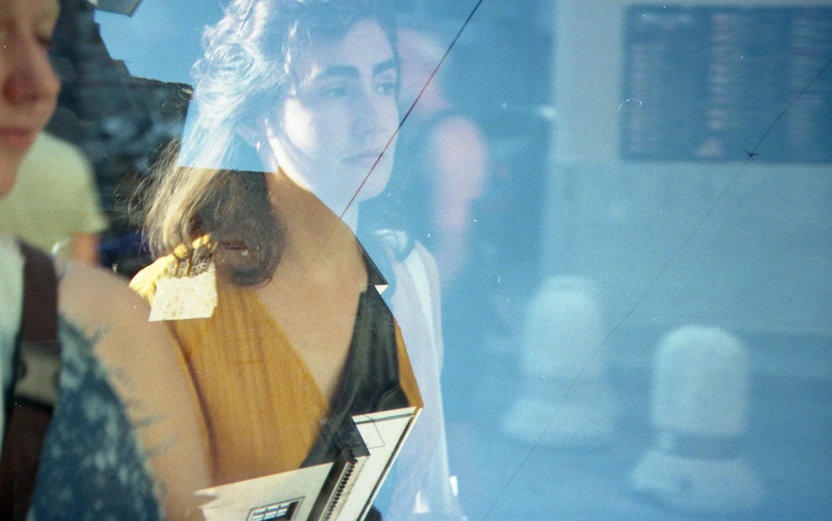 Représentation artistique d'une réflexion d'une femme à travers une vitre, avec des éléments modernes et abstraits, en utilisant des couleurs riches et des textures variées.