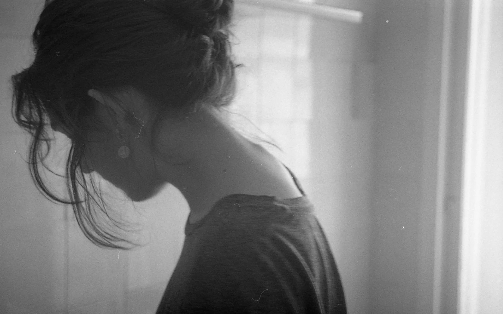 Une femme en profil, pianocheresse dans une pièce en noir et blanc