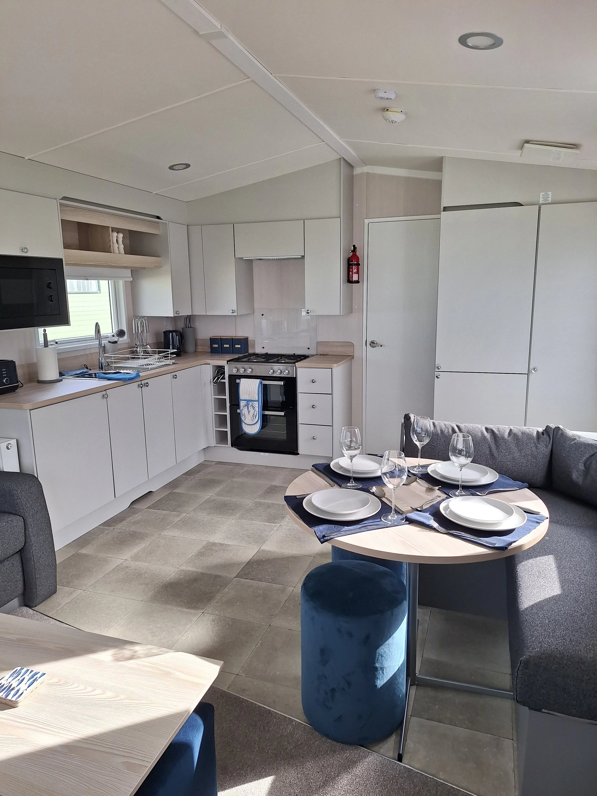 Dining/kitchen area