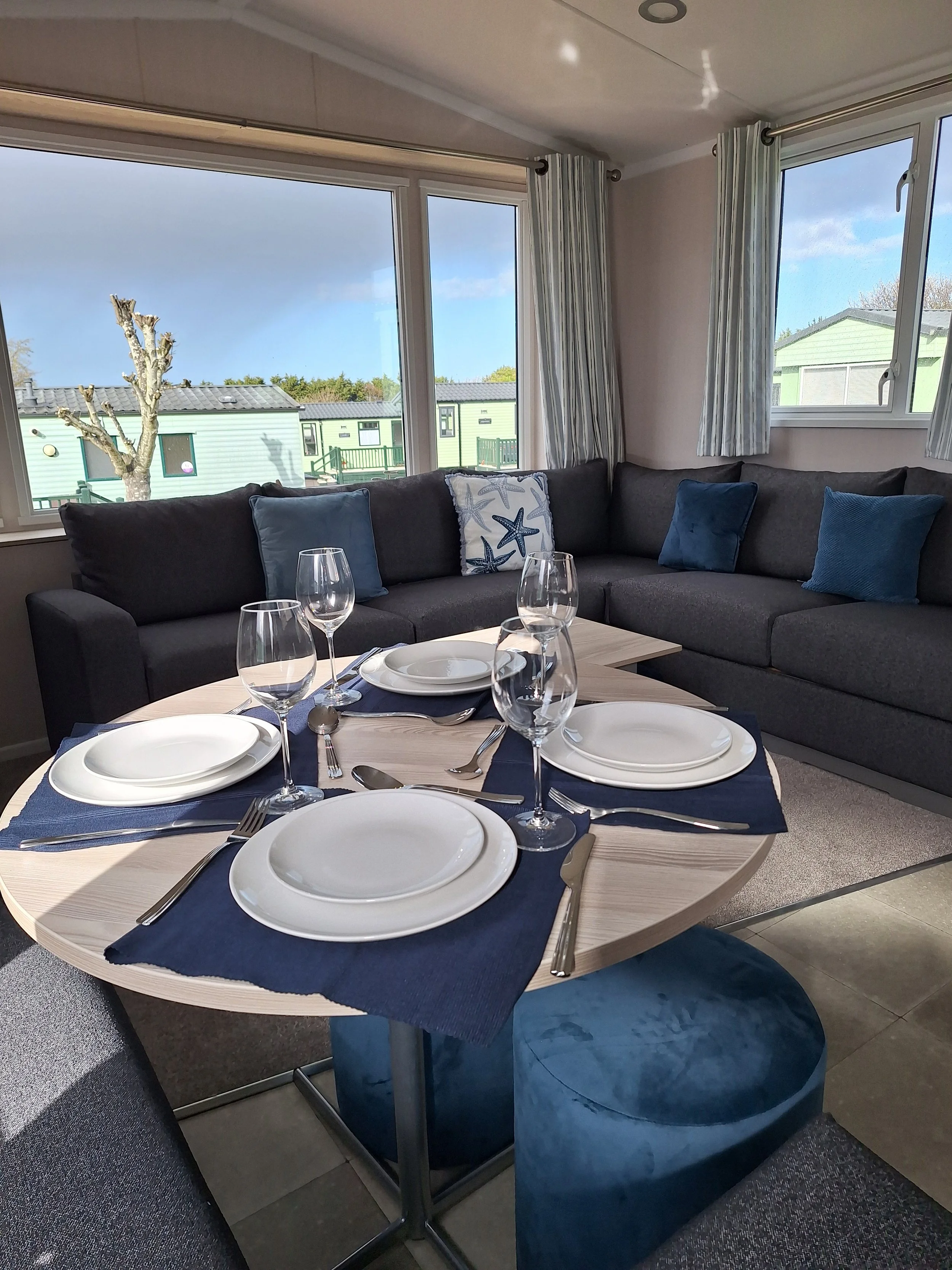 Dining/lounge area