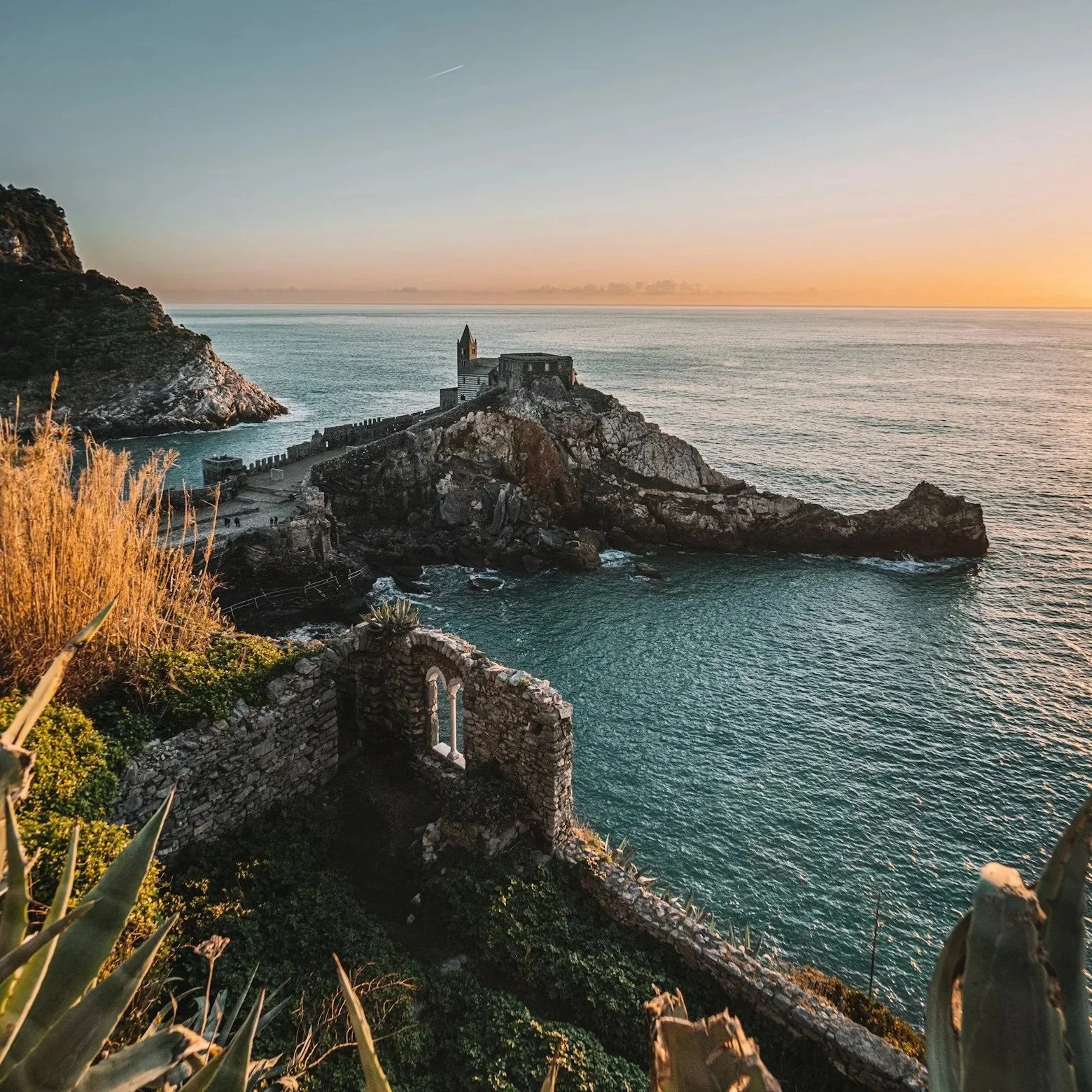 Vista di Portovenere nel Golfo dei Poeti raggiungibile in gommone