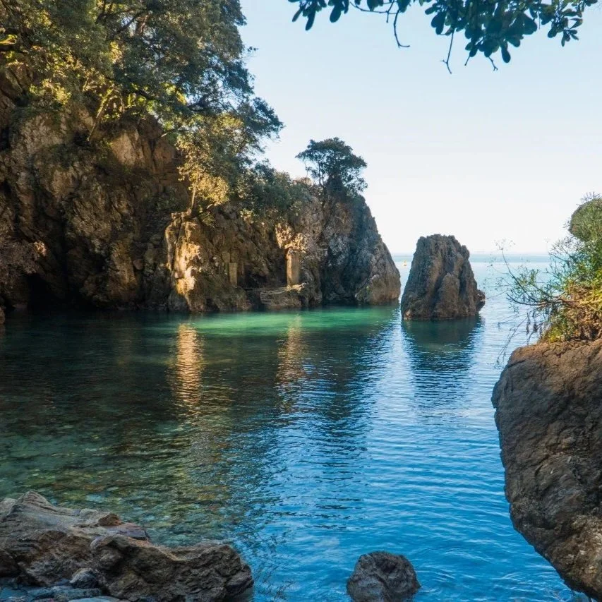 Caletta vicino a Lerici raggiungibile in gommone nel Golfo dei Poeti