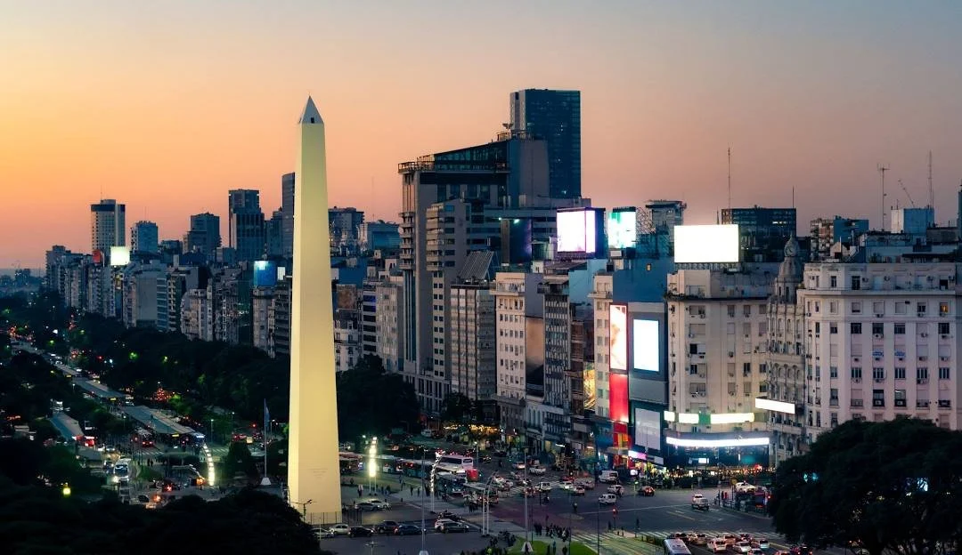 Vista de la ciudad de Ciudad de México con el Ángel de la Independencia y edificios modernos al atardecer.