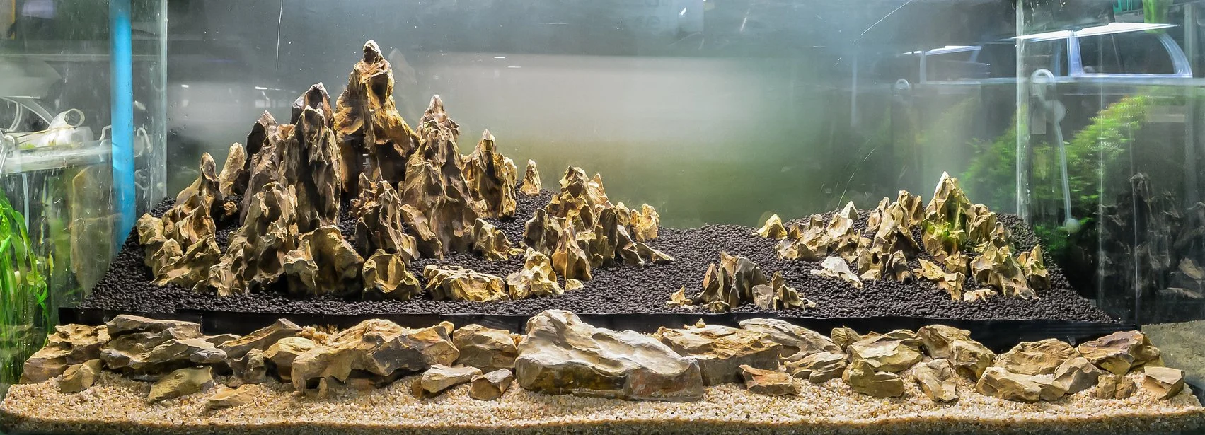 Pecera en proceso de arreglar el hardscape