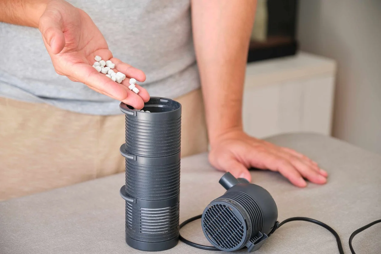 Canutillos cerámicos como medio biológico en un filtro interno