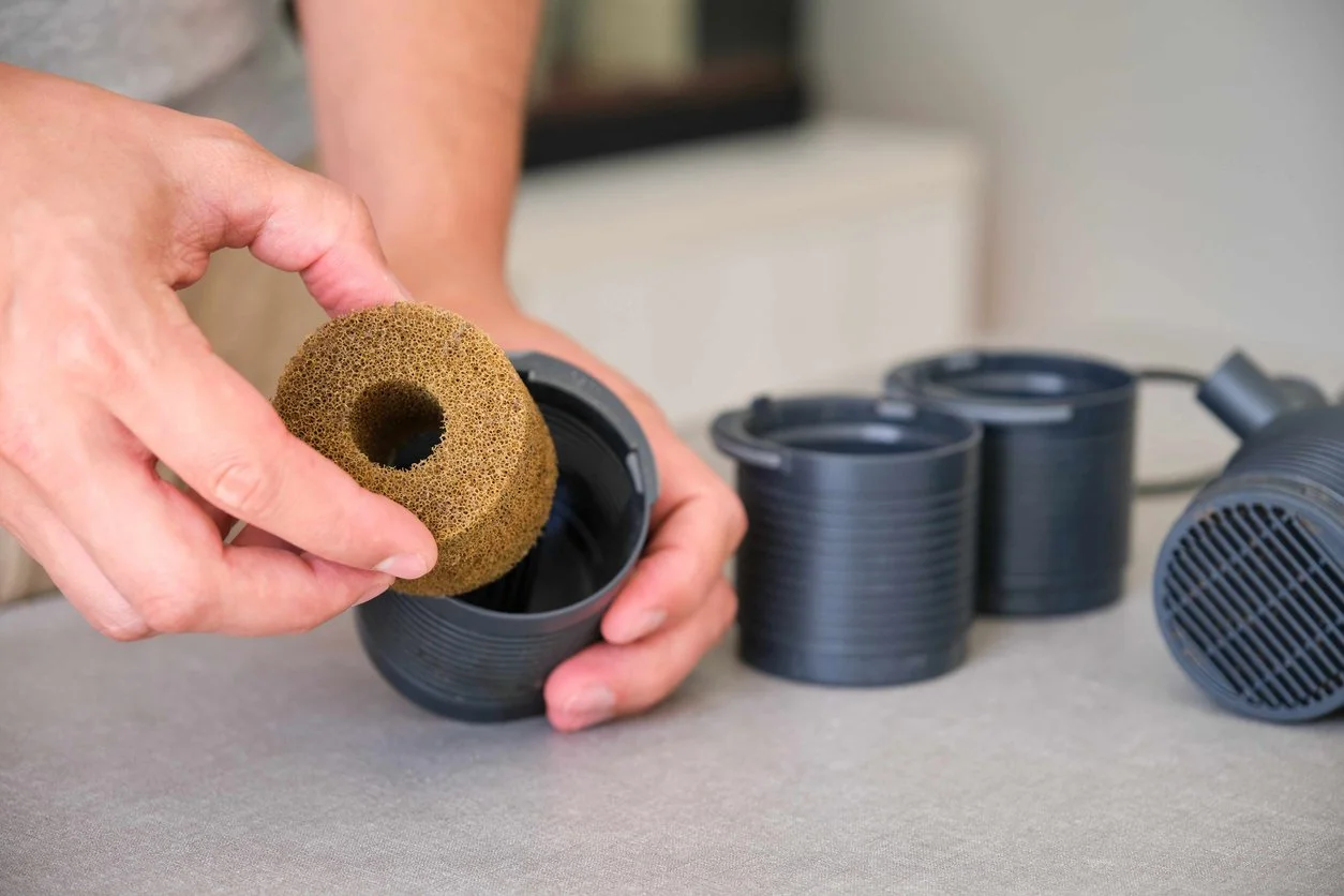Esponja como material filtrante dentro de un filtro interno