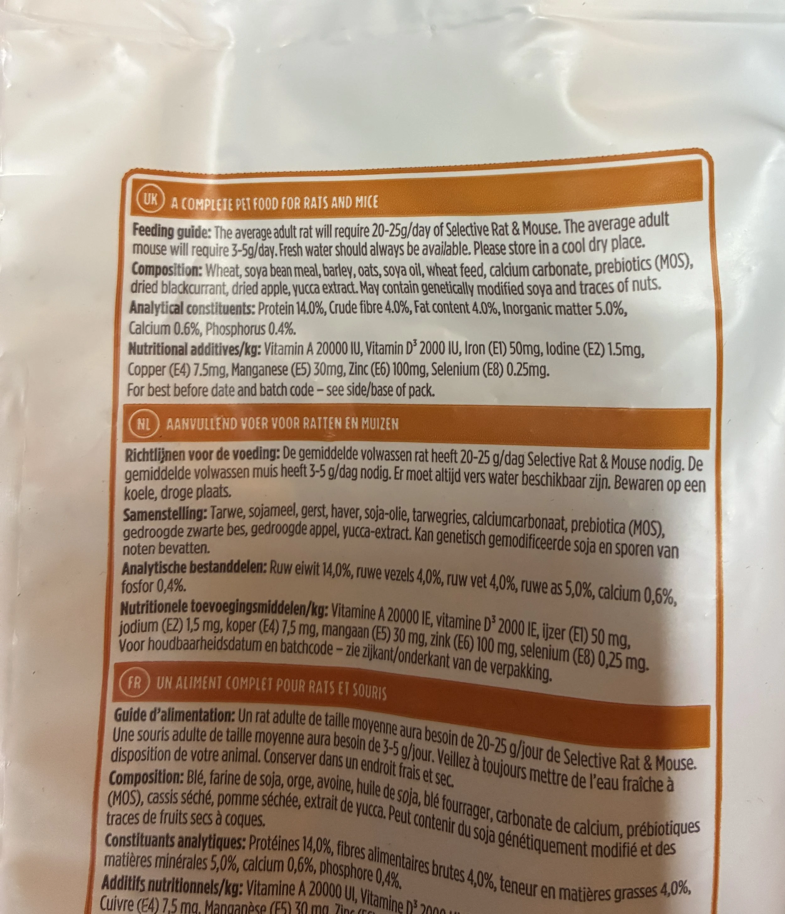 Close-up of Science Selective Complete Rat & Mouse Food highlighting complete balanced nutrition, prevents selective feeding, no added sugar and essential vitamins and minerals.