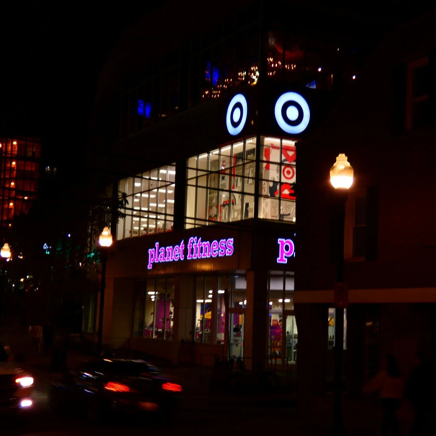Nightlights of Downtown.

#nightphotography #streetphotography #photography