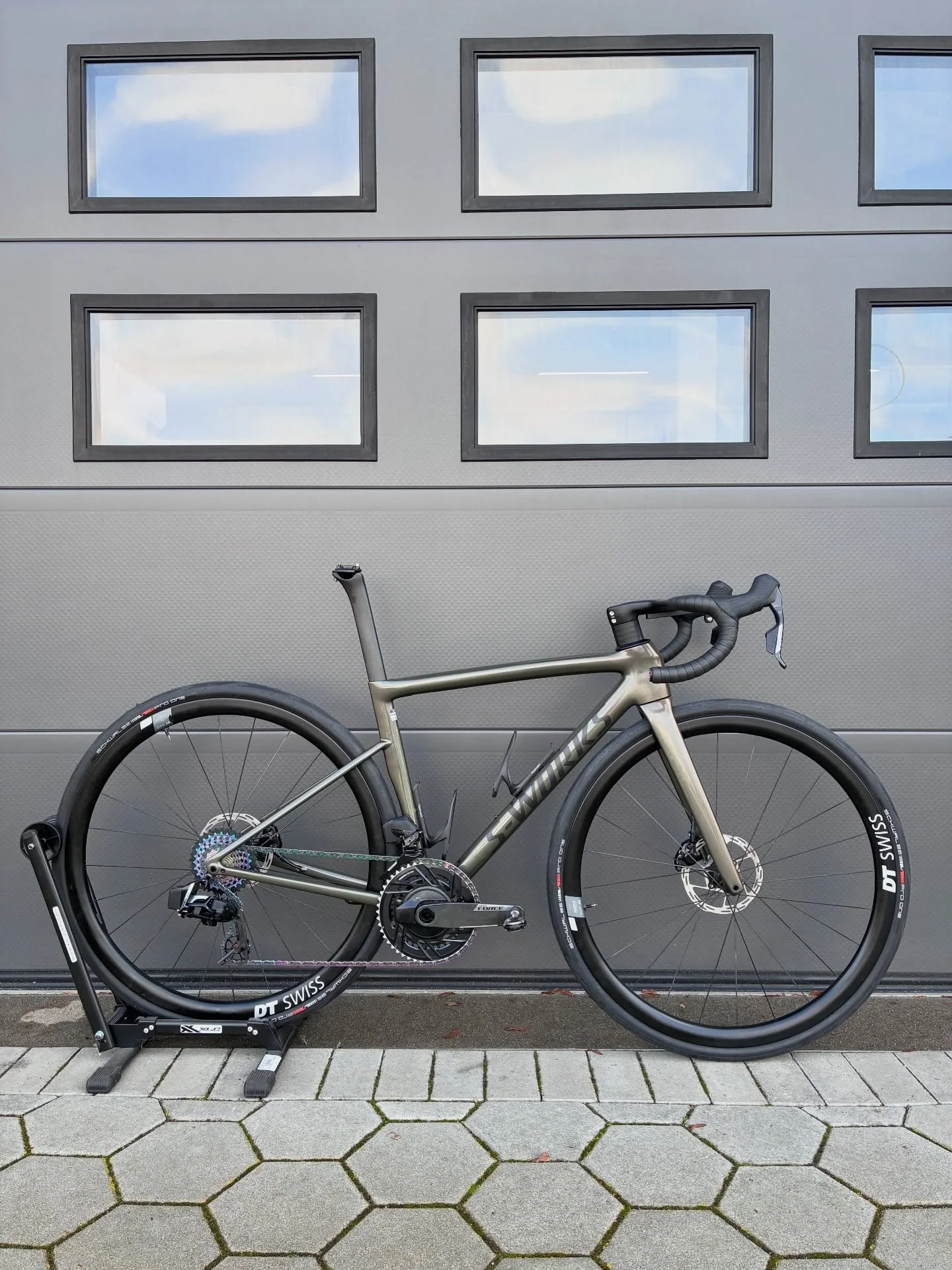 Das S-WORKS Projekt von unserer lieben @clara_bow ist just in time fertiggestellt. Nun geht es f&uuml;r sie beim besten Wetter auf die Bahn. Danke @faserwerk_parts f&uuml;r das Cockpit und @optimize.bike f&uuml;r das Beste Wachs #sworkstarmac #spezia