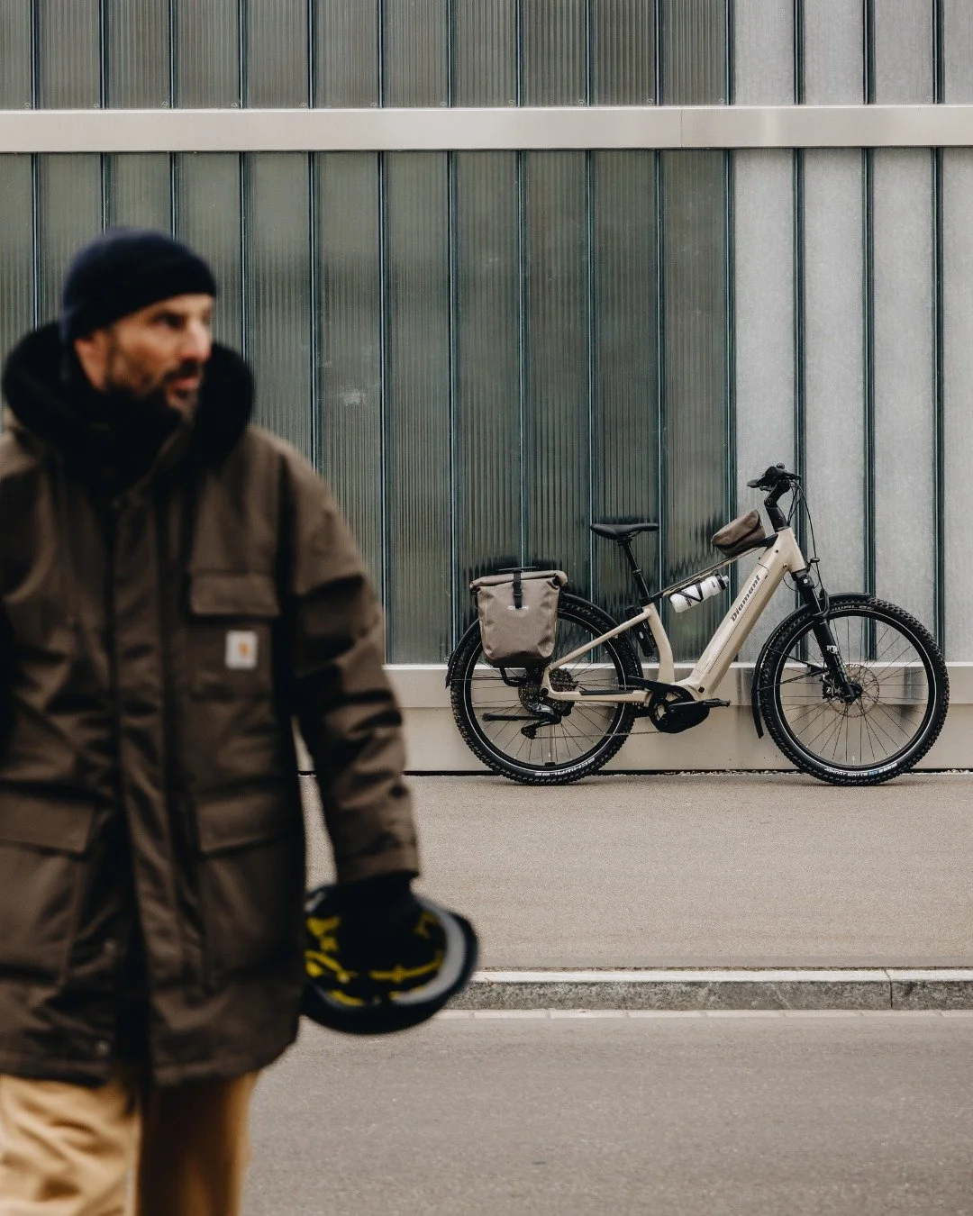 Februar-Luft. Handschuhe an. M&uuml;tze auf. Und trotzdem ab aufs Rad! ❄️ Mit dem Suvea von @diamantrad bist du auch in den k&uuml;hlen Monaten schon startklar f&uuml;r die Fahrradsaison. Jetzt bei uns im Shop entdecken! 🚲✨

#diamantrad #diamantsuve