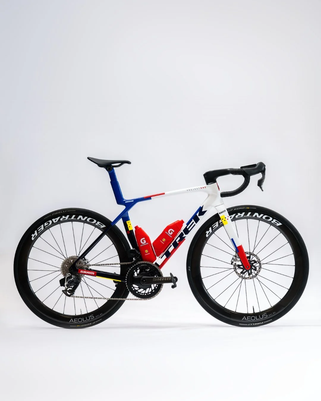 Neues Jahr. Neuer Paintjob f&uuml;rs Lidl-Trek Team. 💛❤️💙 Wie gef&auml;llt dir das neue Madone von @trekbkikes? 

#DeinTrekStore #LidlTrek #TrekMadone #Rennrad