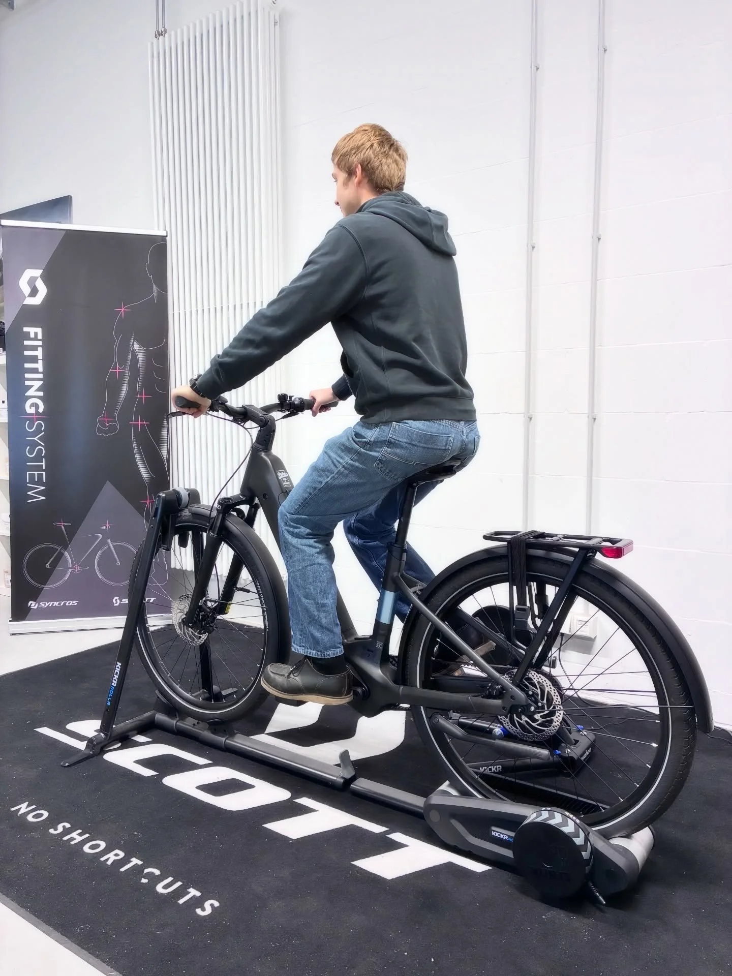 F&auml;hrst du schon bequem &ndash; oder einfach nur irgendwie?
Unser Bikefitting sorgt daf&uuml;r, dass dein Rad wirklich zu deinem K&ouml;rper passt. Egal ob Rennrad, Gravelbike oder City-E-Bike: Wir finden die Position, die dir mehr Komfort, mehr 