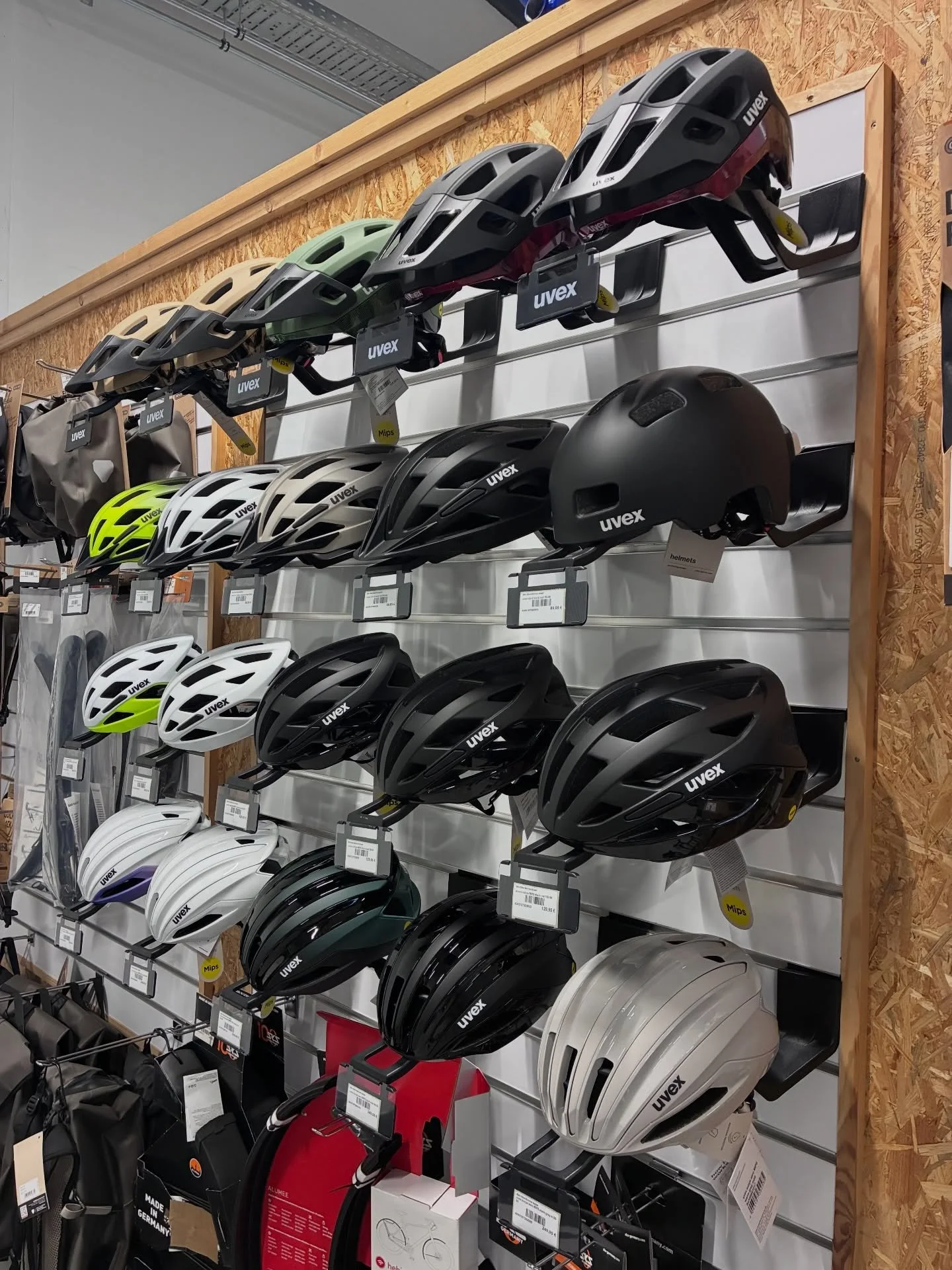 Frisch eingetroffen: Die neuen UVEX Helme &amp; Brillen! 🚀

Wenn du Wert auf perfekte Verarbeitung, maximalen Schutz und ein cleanes Design legst, wirst du diese Kombi lieben.
Die neuen UVEX Helme &uuml;berzeugen mit top Verarbeitung, geringem Gewic