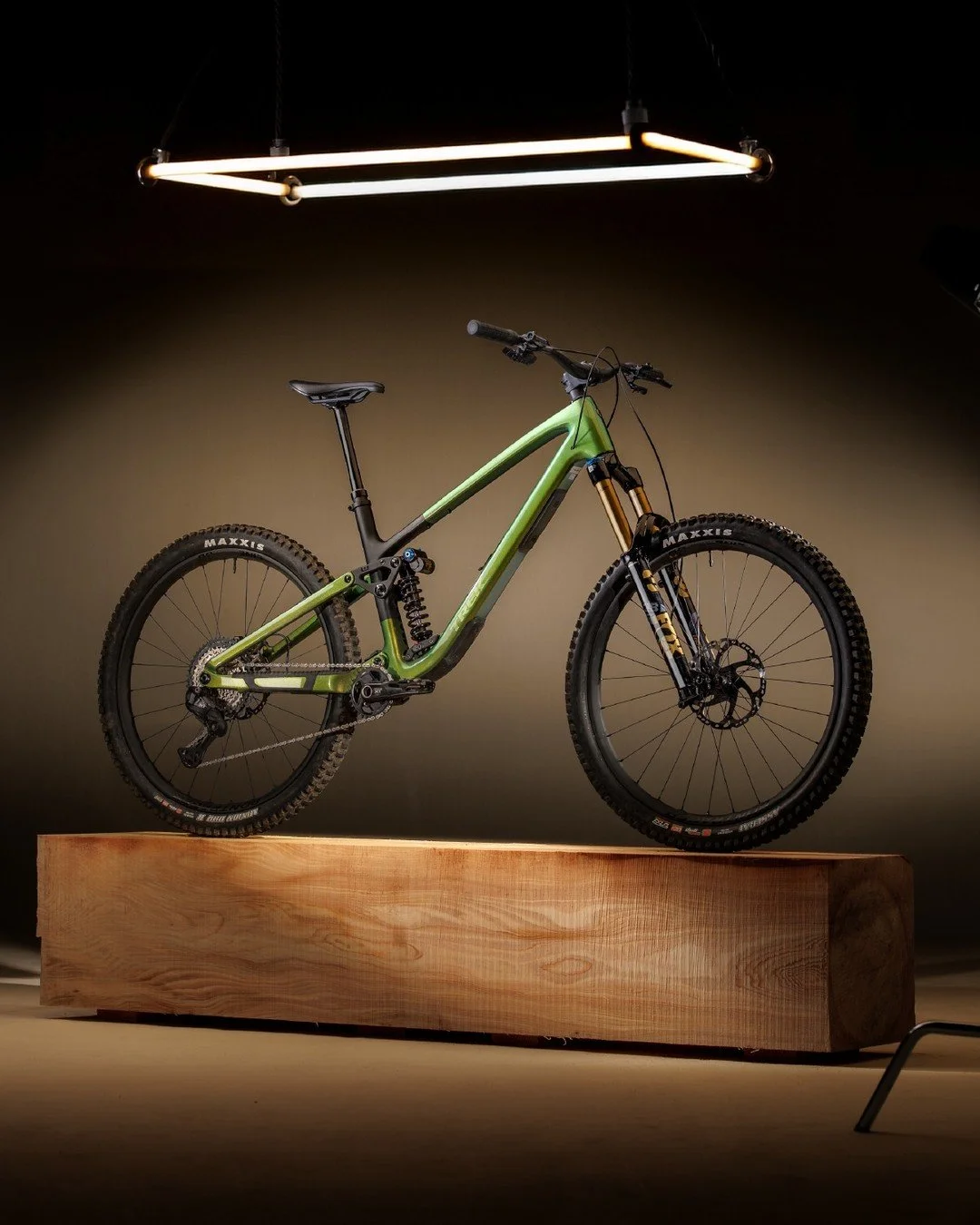 Das Fuel LX von @trekbikes gewinnt den Design &amp; Innovation Award. 🏆Das Bike &uuml;berzeugt mit maximaler Anpassung, starkem Trail-Handling und jeder Menge Fahrspass. Jetzt bei uns im Store entdecken!

📸 @stanislavpetera (2-6)