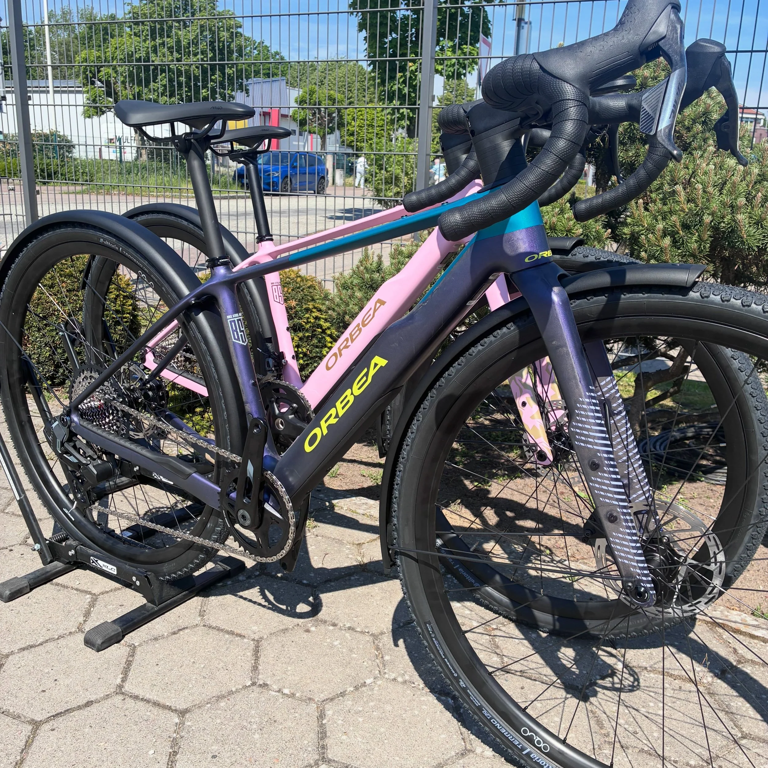 Neue Farben. Neue Abenteuer.
Das neue Orbea Terra M30 Team in Cotton Pink und das Orbea Terra M31e Team in Tanzanite Purple sind bei uns im Store eingetroffen.

Zwei Gravelbikes f&uuml;r alle, die nicht einfach nur fahren wollen &ndash; sondern entde