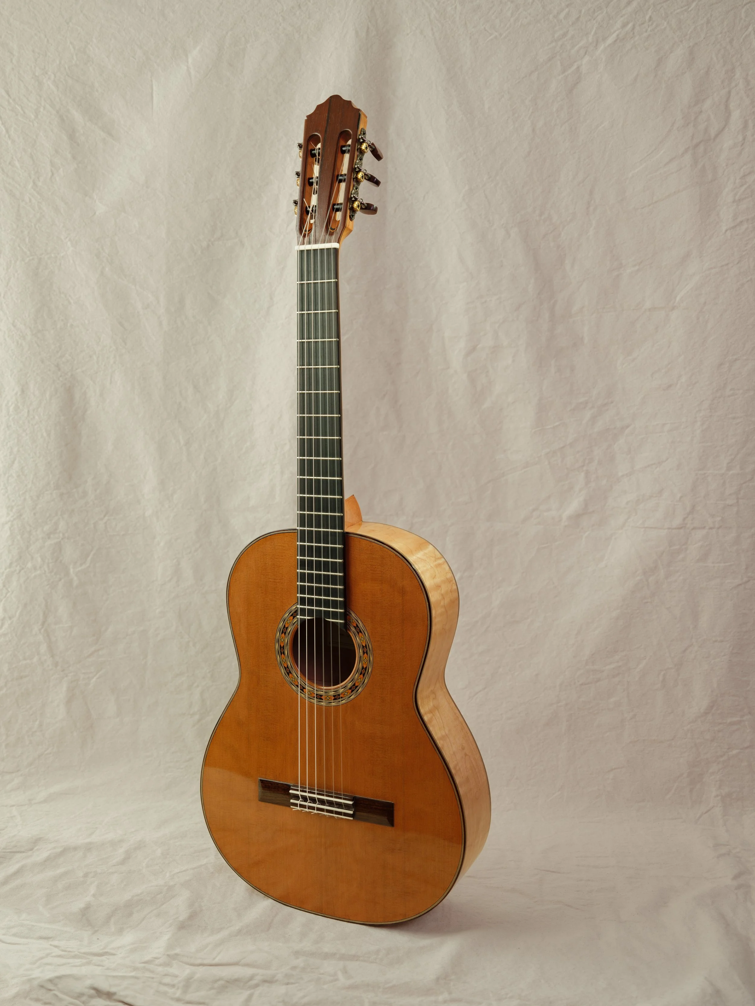 North Western cedar - top
 Maple - back and sides
 Der Jung tuners