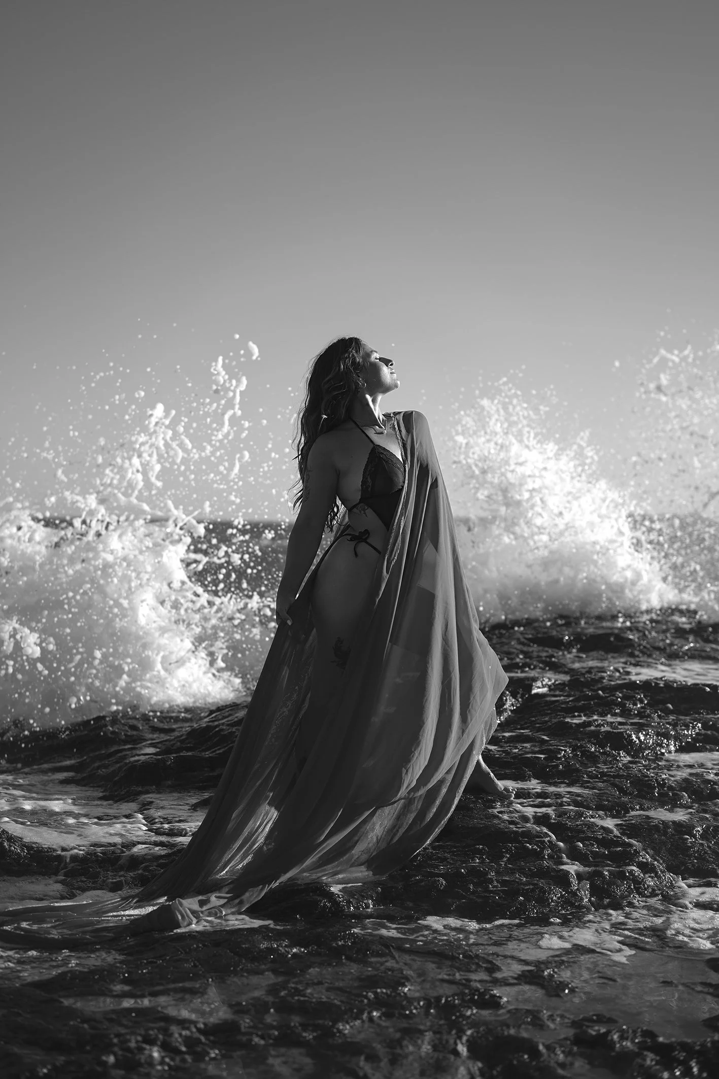 sesión de fotografía boudoir en la playa en Marbella