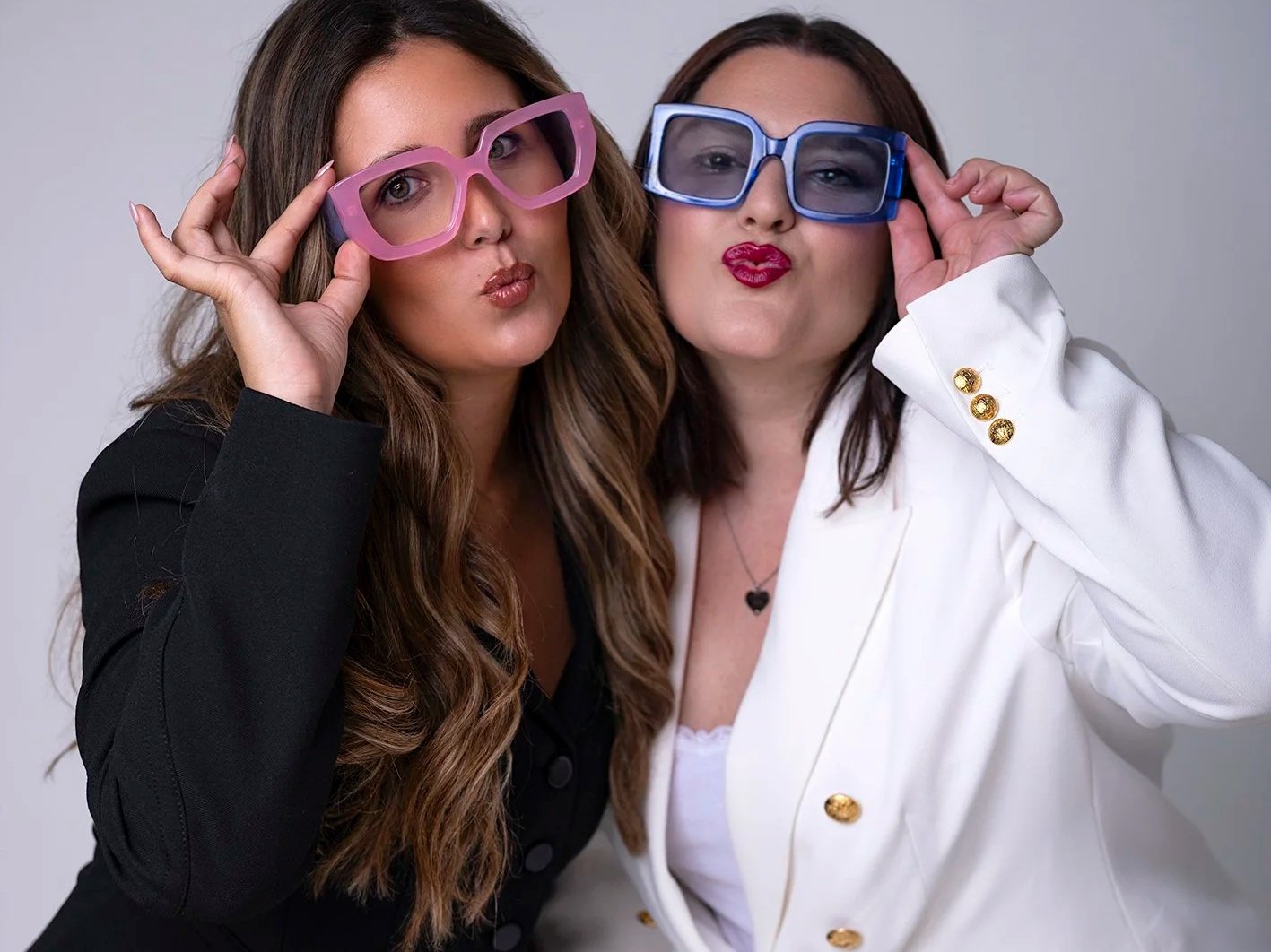 2 mujeres posando para una sesión de fotografia de marca personal en estudio en Benalmadena
