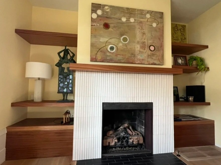Sapele millwork and fluted limestone establish a dialogue between warmth and structure. The integrated built-in treats shelving, mantel, and surround as a unified architectural gesture, using proportion, alignment, and tonal restraint to create visua