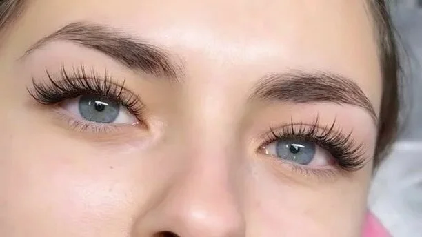 Wimpernverlängerung Natural Lashes Light Volume (2D-3D) - OH BROW Studio
