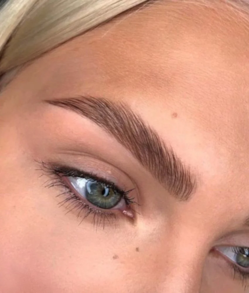 Brow Bar & Färben der Unterhaut mit Hybridfarbe