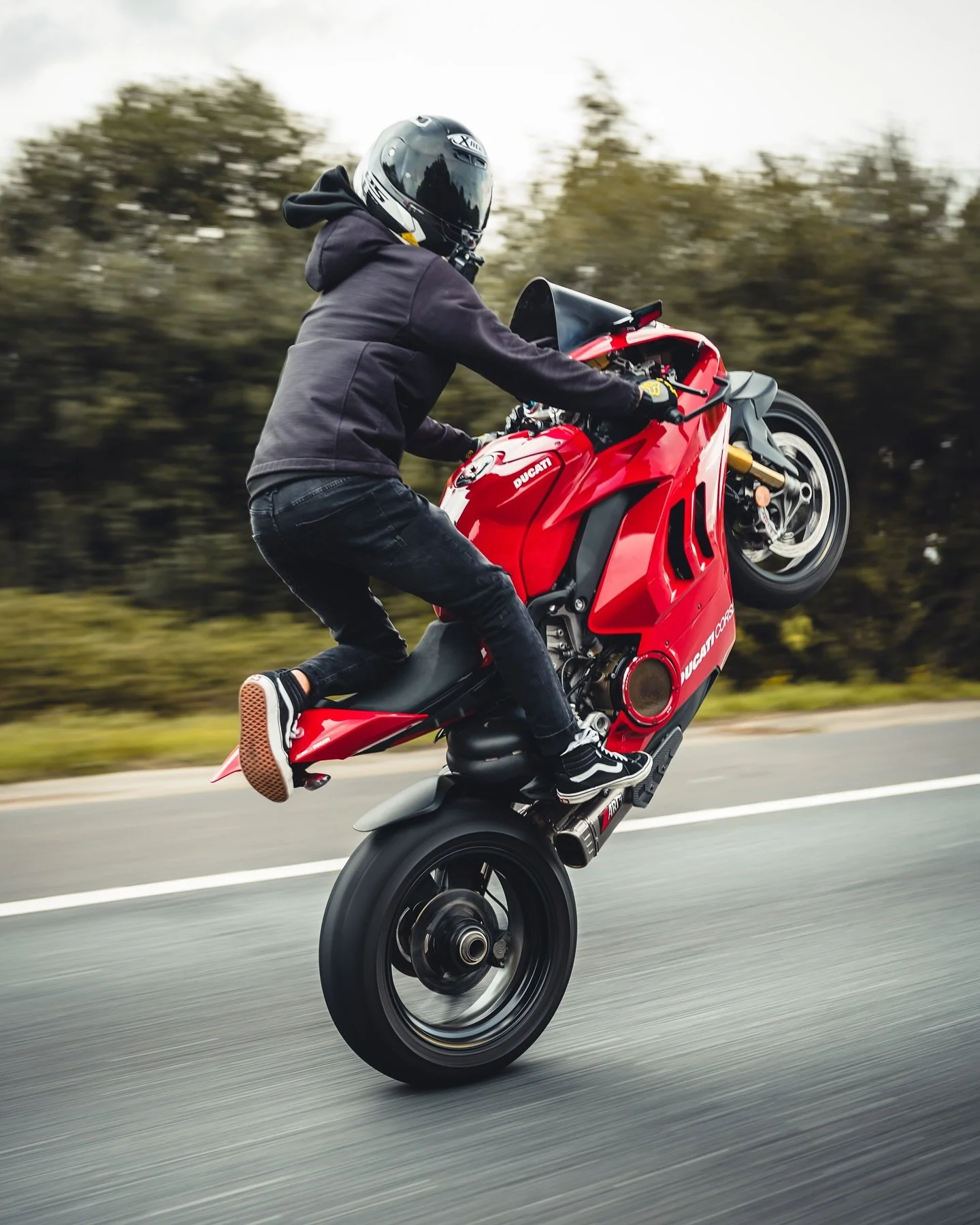 Forgot to post these 🤭
Antics with @scmcoaster 

#ducati #bikersofinstagram #motorbike #motorcycle #wheelie #burnout #ducatiaddicts #sportsbike #superbike #panigalers #v4s #v4 #ducaticorse #&ouml;hlins #sony #fe35 #dgdn #sigmalens #a7ii