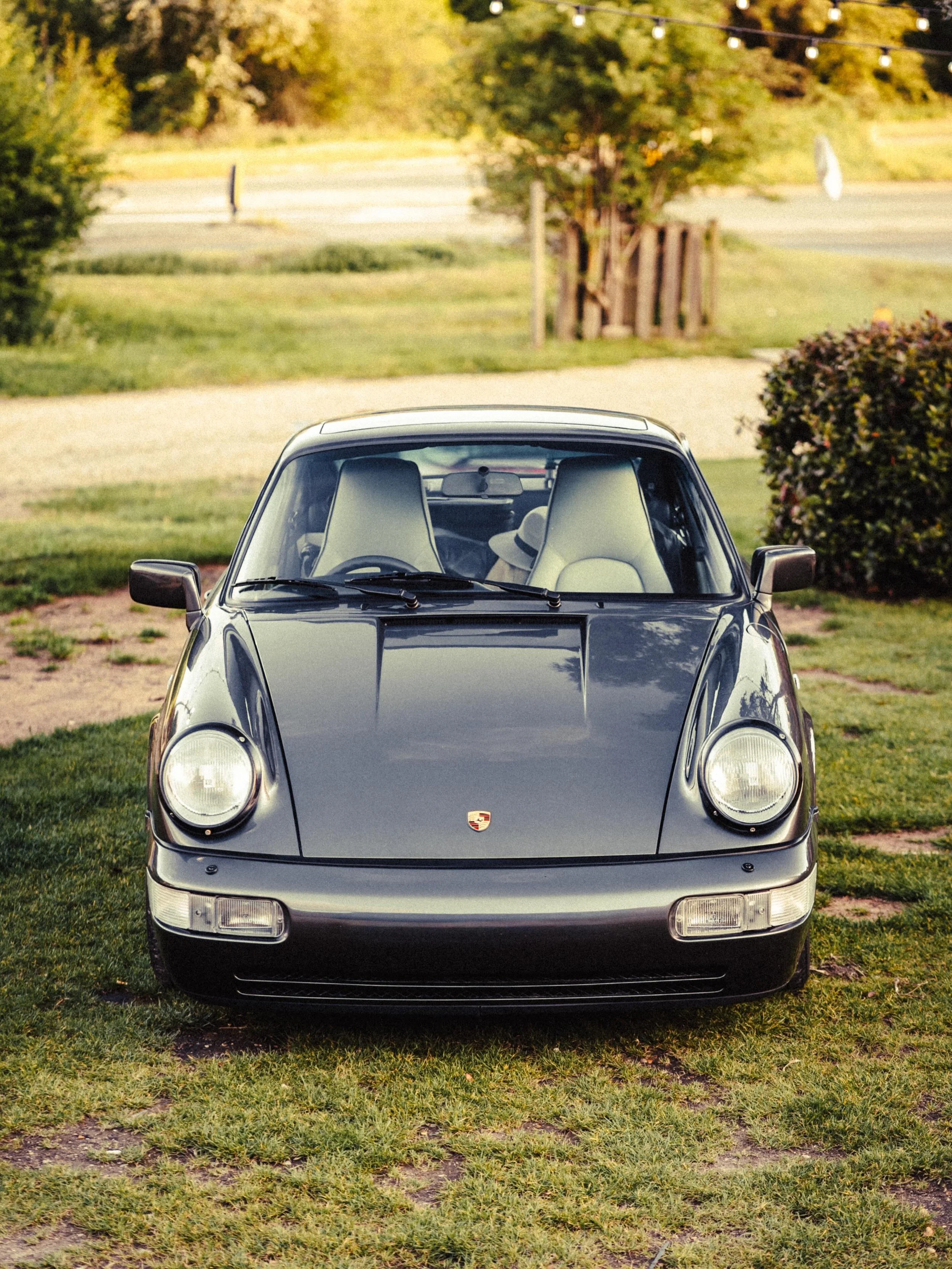 Who doesn&rsquo;t love a 964?

#caffieneandmachine #porsche964 #911carrera #classicporsche #porsche911