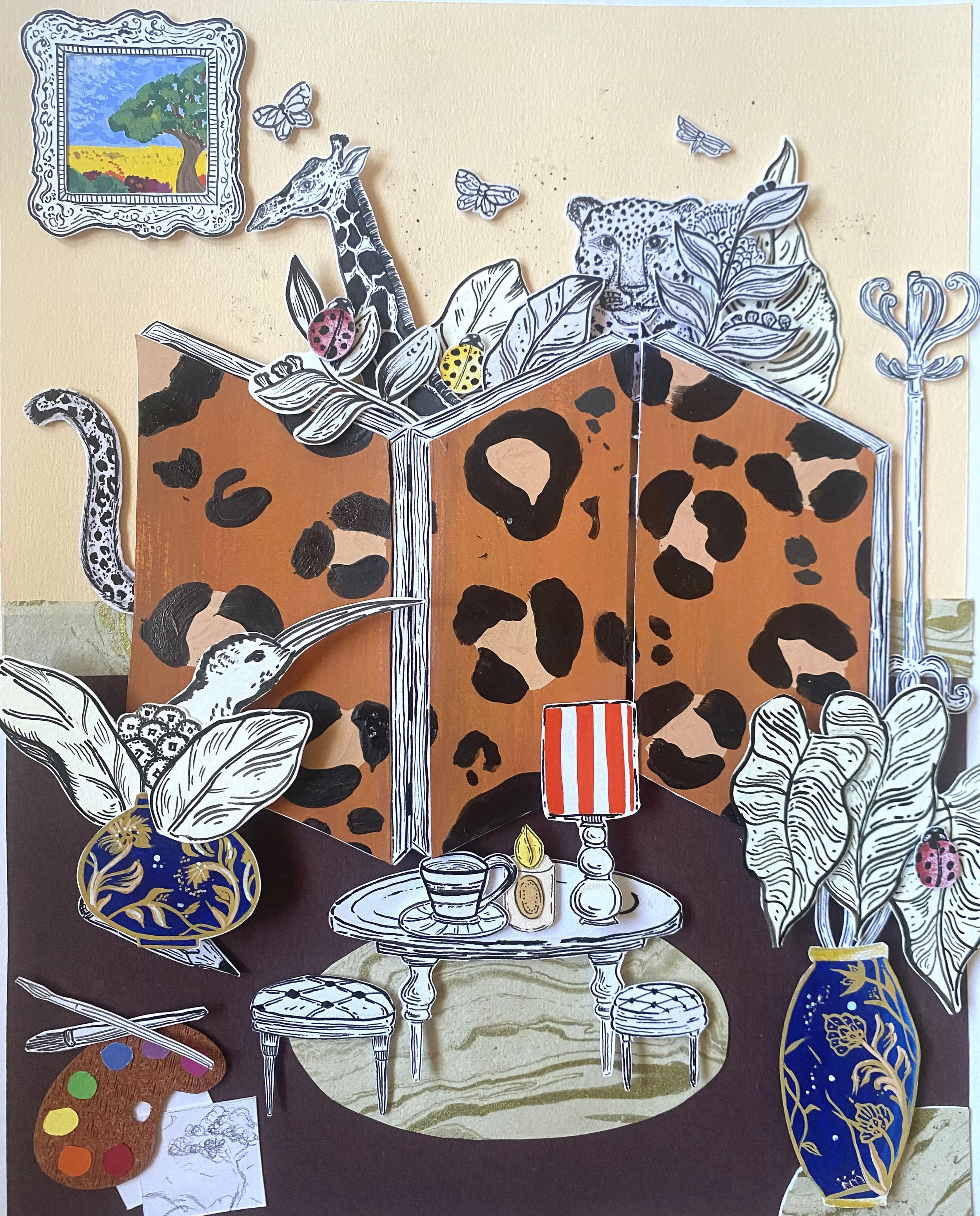 Décoration murale représentant un tableau dans un cadre orné, un lion, une girafe, une panthère, des papillons, une fausse plante, une palette de peinture, un museau, un pinceau, et d'autres éléments artistiques dans un style de dessin noir et blanc avec des éléments colorés.