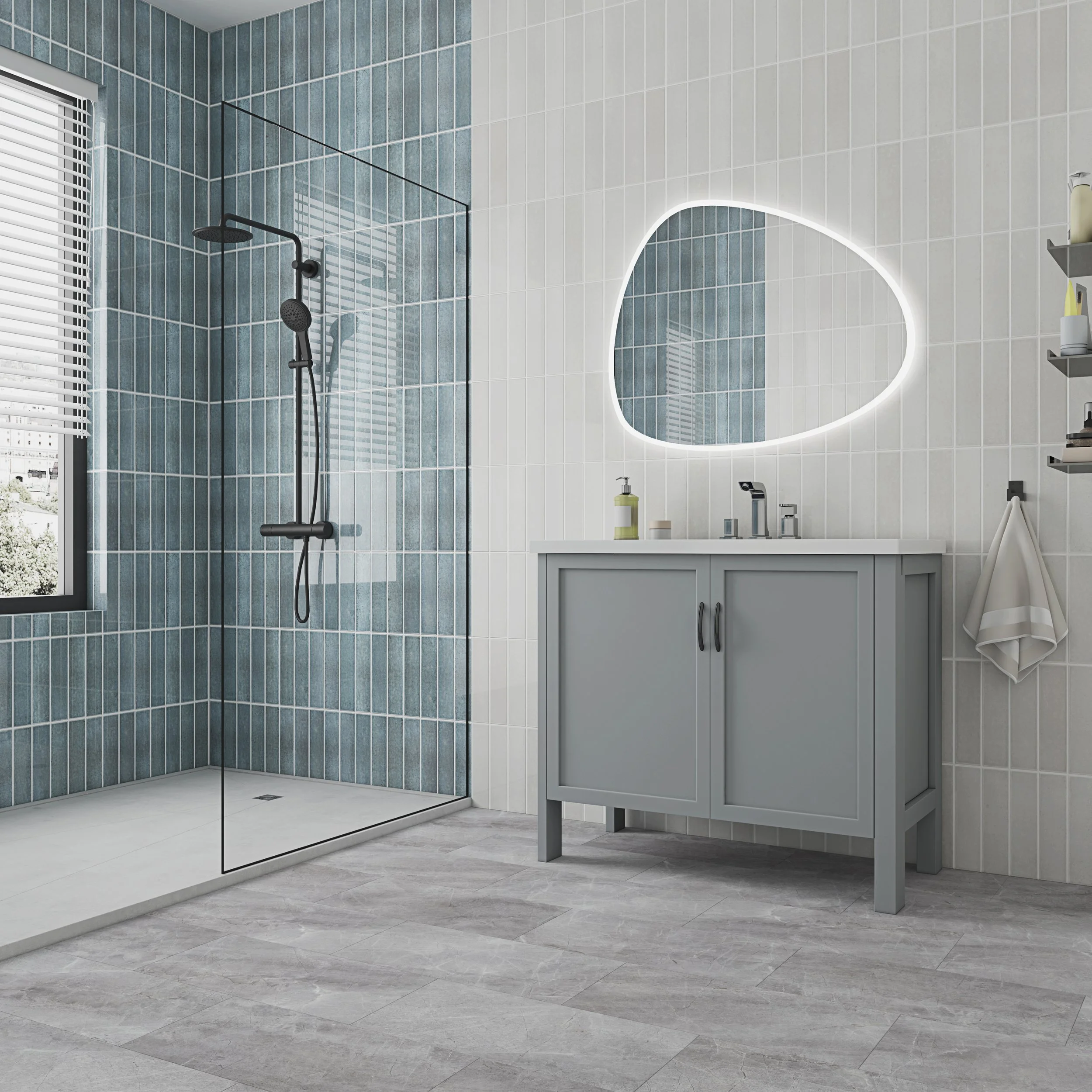 Salle de bain moderne avec douche à l'italienne, miroir à éclairage LED, lavabo avec meuble blanc et étagère murale.