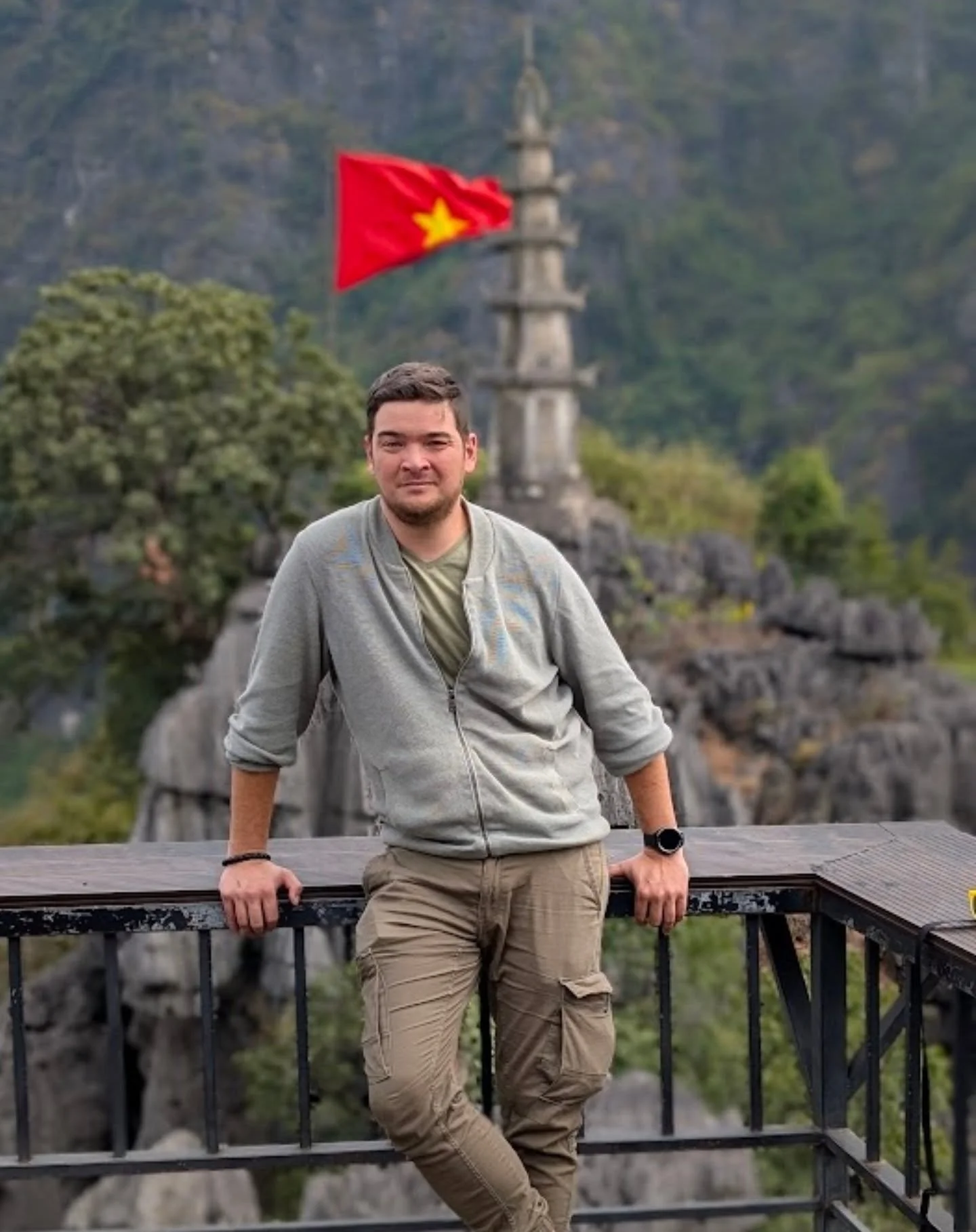 2003, un enfant d&eacute;couvre le Vietnam et sa grand-m&egrave;re pour la premi&egrave;re fois. 
2025, il vous y emm&egrave;ne 🇻🇳

Entre les deux, des liens tiss&eacute;s, des sommets grav&eacute;s dans la m&eacute;moire, et une conviction : le Vi