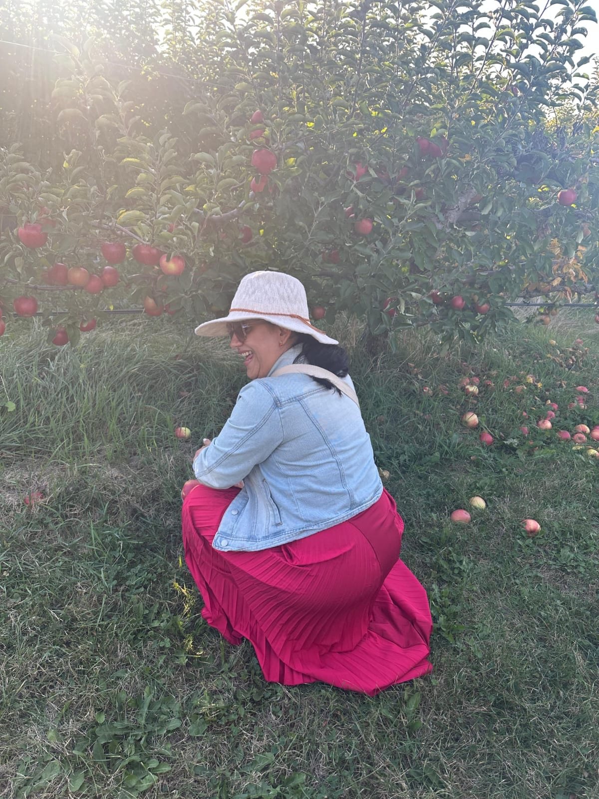 Cinthia recogiendo manzanas, tiempo de desconexión.