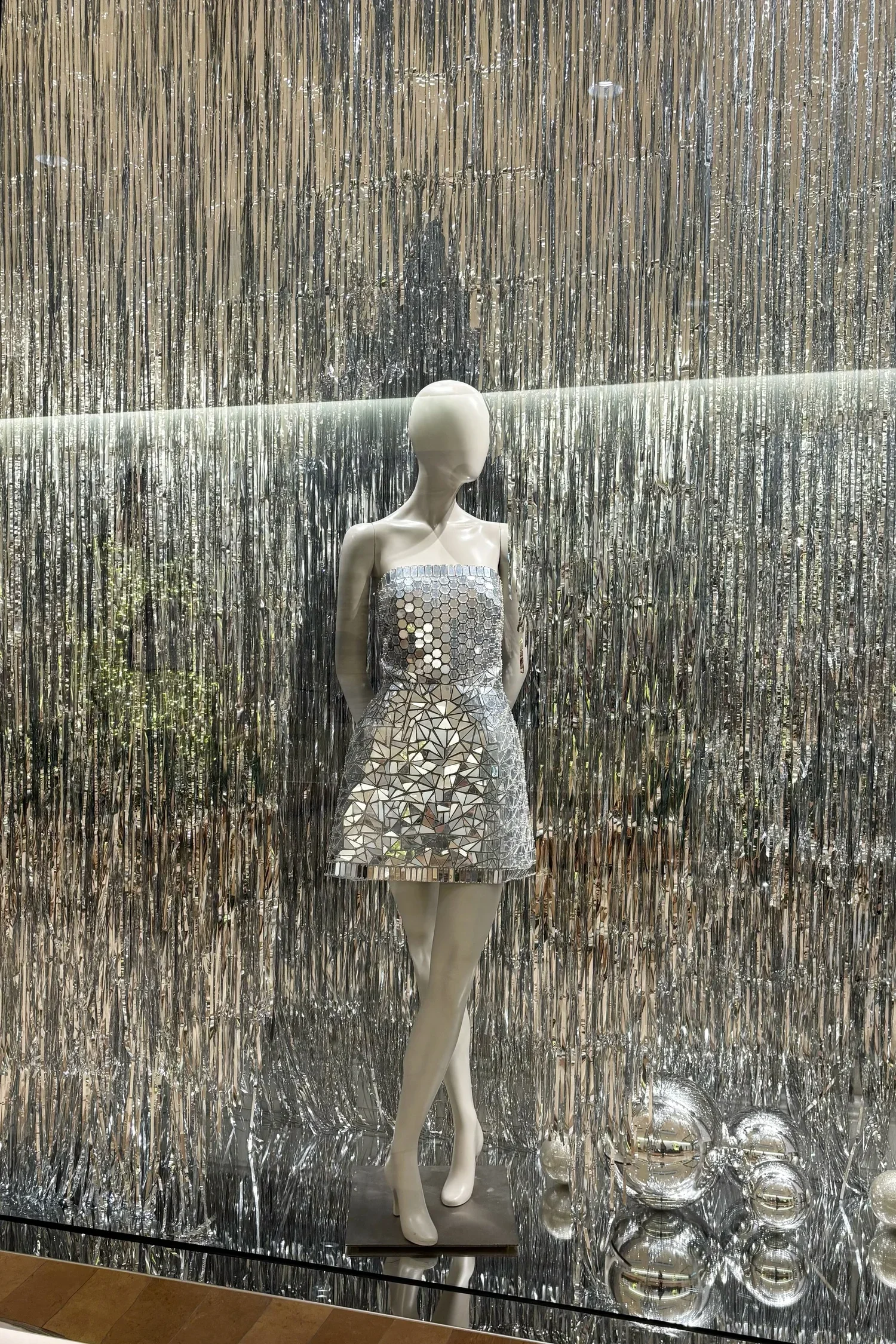 Monique_Lhuillier_SCP_Holiday_Windows_2025-06.jpg.webp