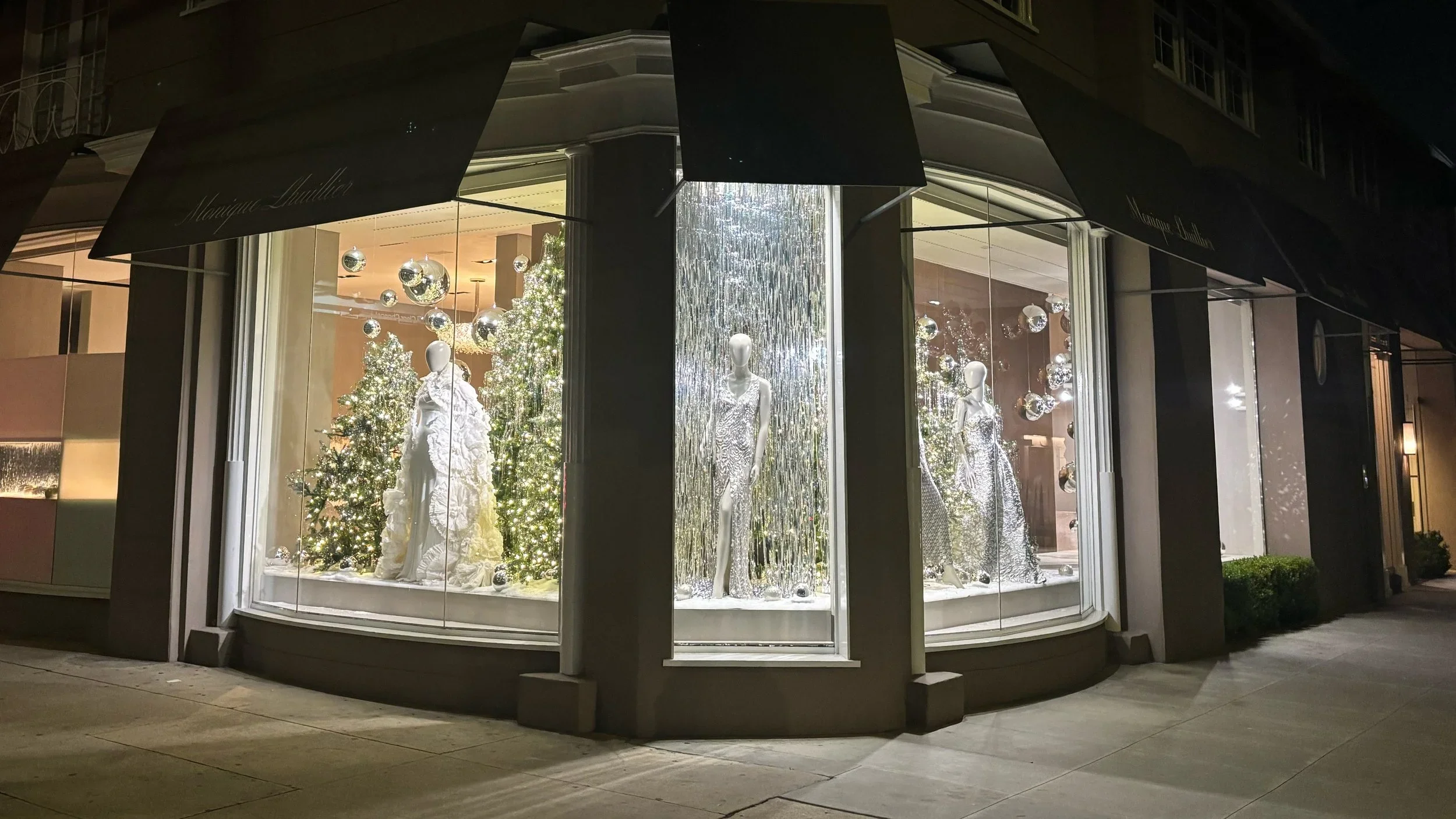 Monique_Lhuillier_WIndow_Display_Holiday_2025-008.jpg.webp